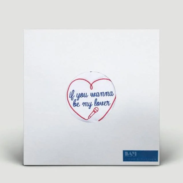 création de merchandising avec des t-shirts brodés et présentés dans boites de vinyles pour le BAM KARAOKE BOX à Paris, une création imaginée par Eva Bromberg. 