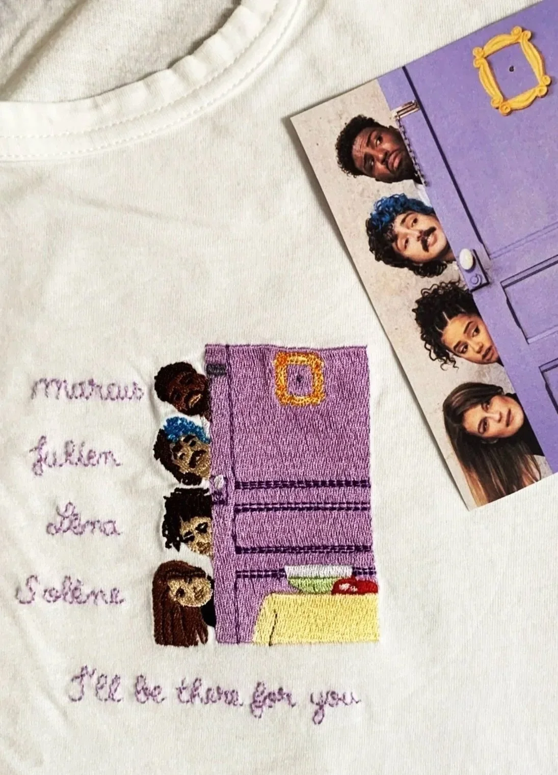 Pour les vlogs d’août de Léna Situations, L’OVERALL a imaginé un t-shirt brodé exclusif pour Léna et ses proches. Inspirée par l’univers de Friends, cette création rend hommage à l’amitié, la pop culture et la joie de créer ensemble.