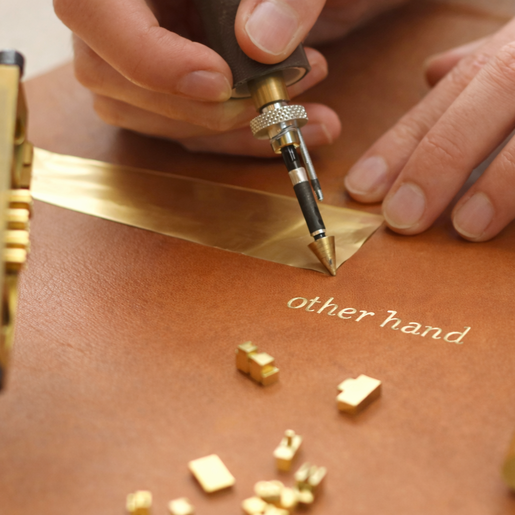 Embossage en or en live sur accessoire en cuir pour offrir un souvenir personnalisé aux invités.