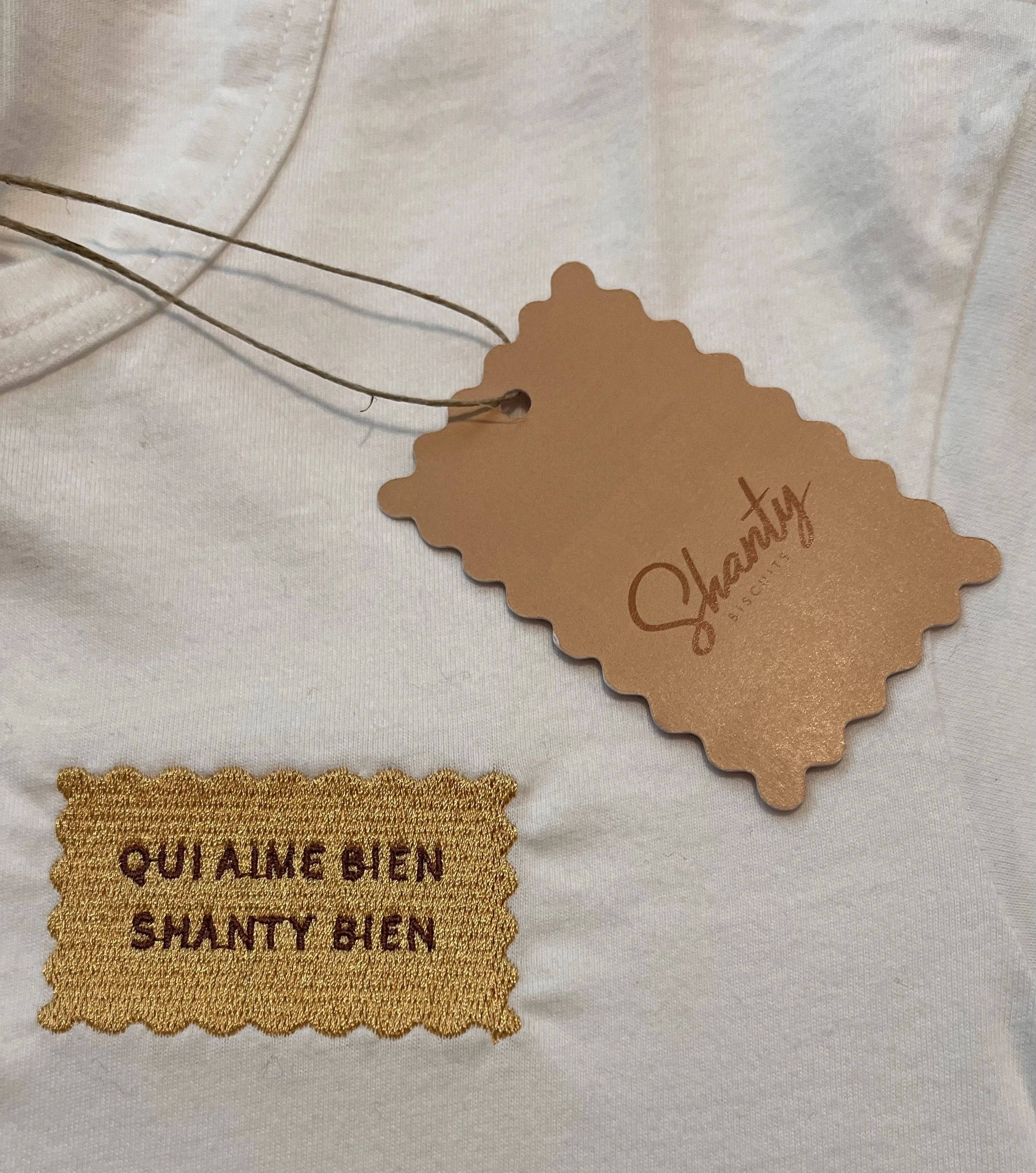 Collaboration entre L’OVERALL et Shanty Biscuits : conception d’une capsule de t-shirts brodés personnalisables reprenant les messages iconiques de la marque. Une création de merchandising textile authentique, du design à la plateforme en ligne perme