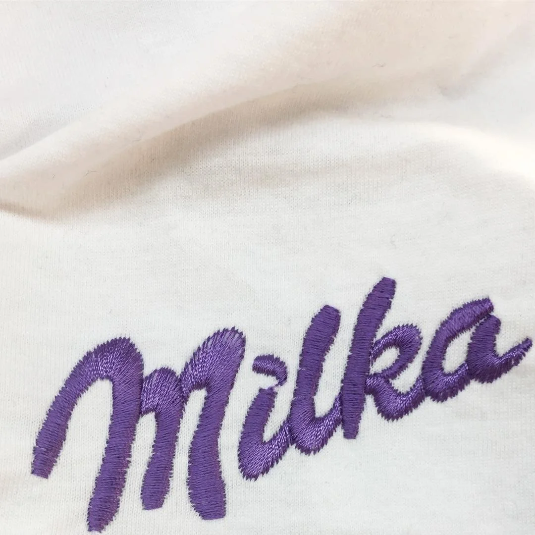 Création d'une collection de vêtements de merchandising pour la marque Milka, des t-shirts brodés exclusifs. 