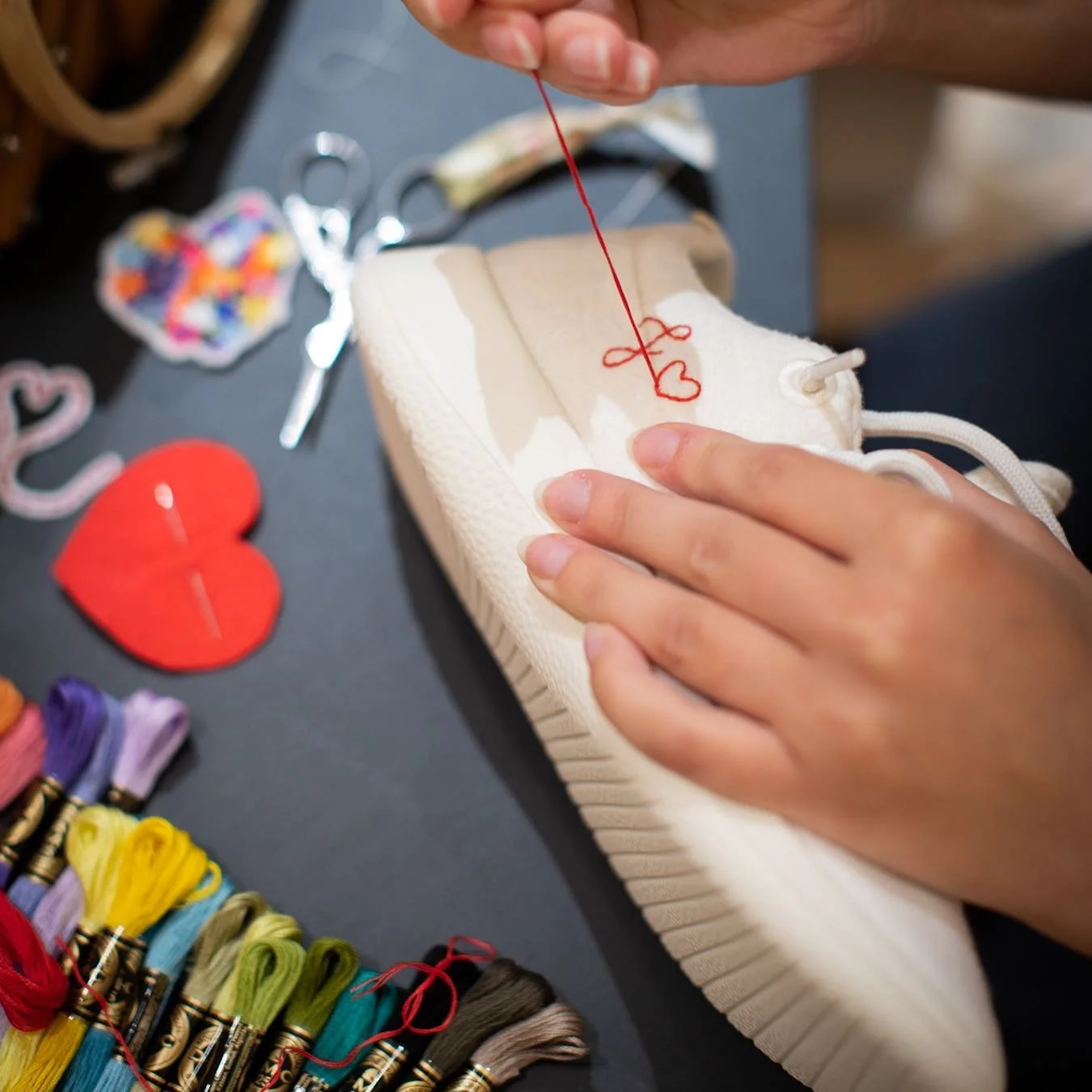 Personnalisation en live par broderie sur sneaker lors d’une activation