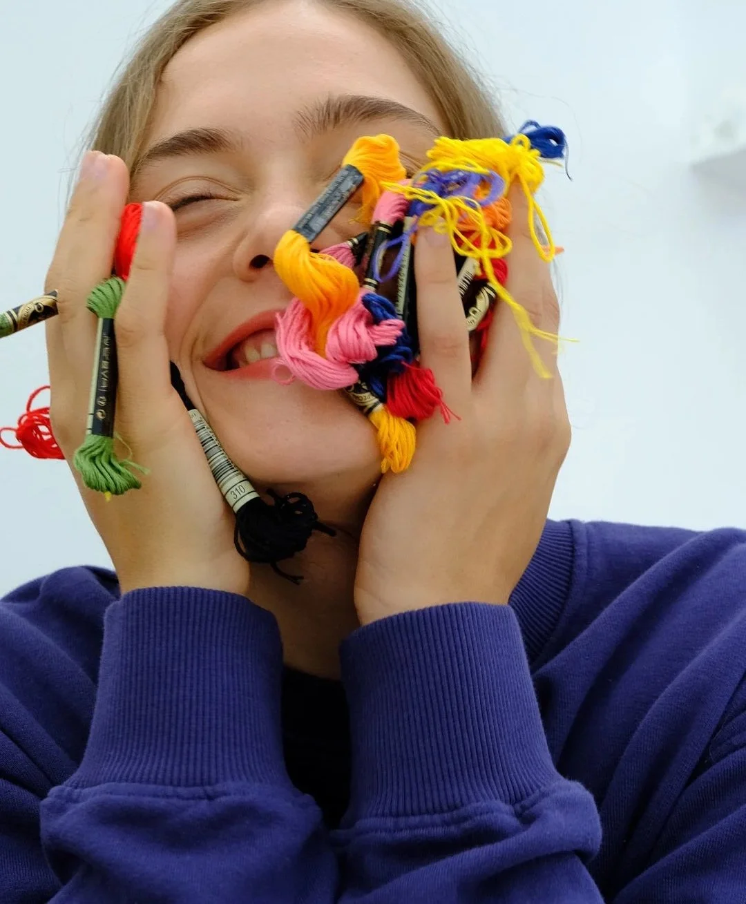 Fils de broderie colorés illustrant une approche artisanale et créative