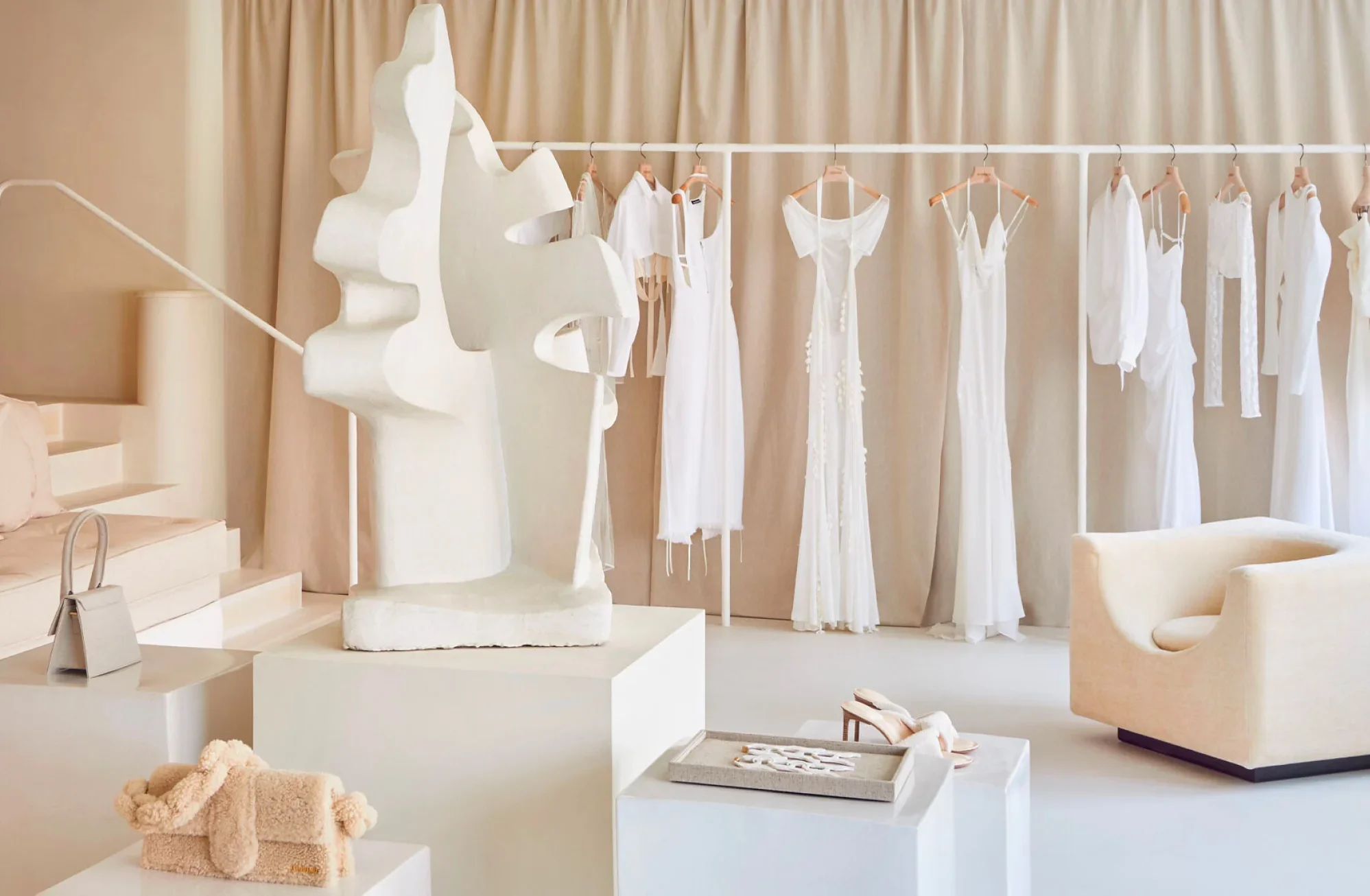 Le studio a réalisé les uniformes du staff pour l’ouverture de la boutique Jacquemus avenue Montaigne. Des combinaisons brodées sur-mesures.