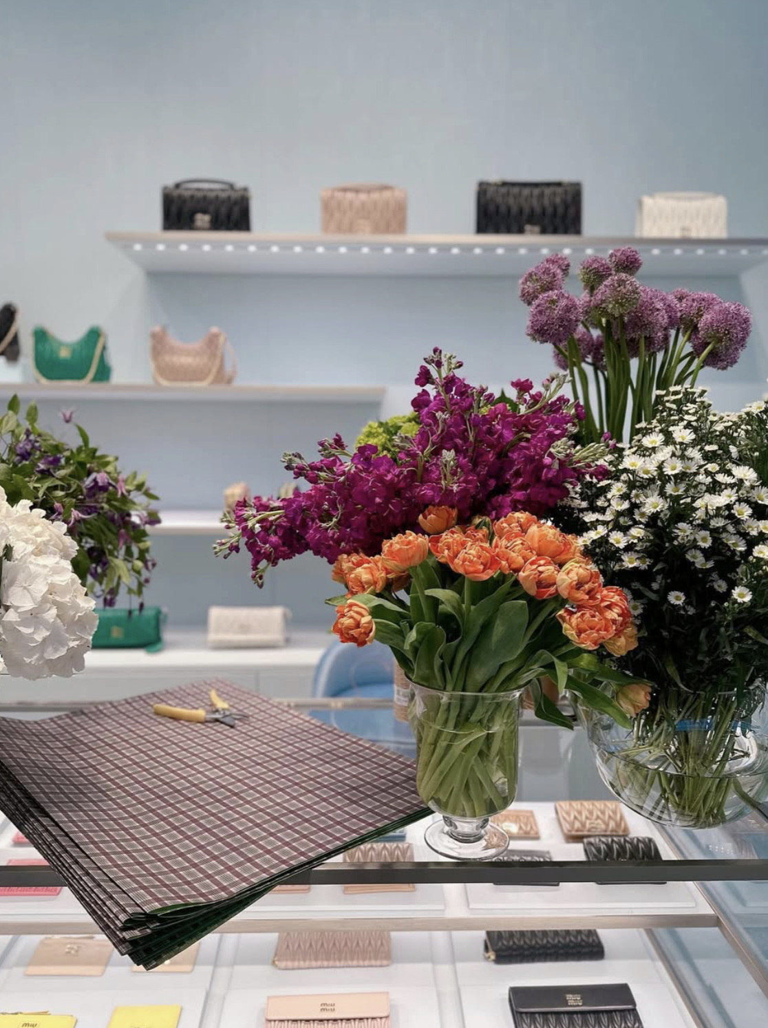 Création florale en direct pour Miu Miu, activation retail durant la fête des mères. 