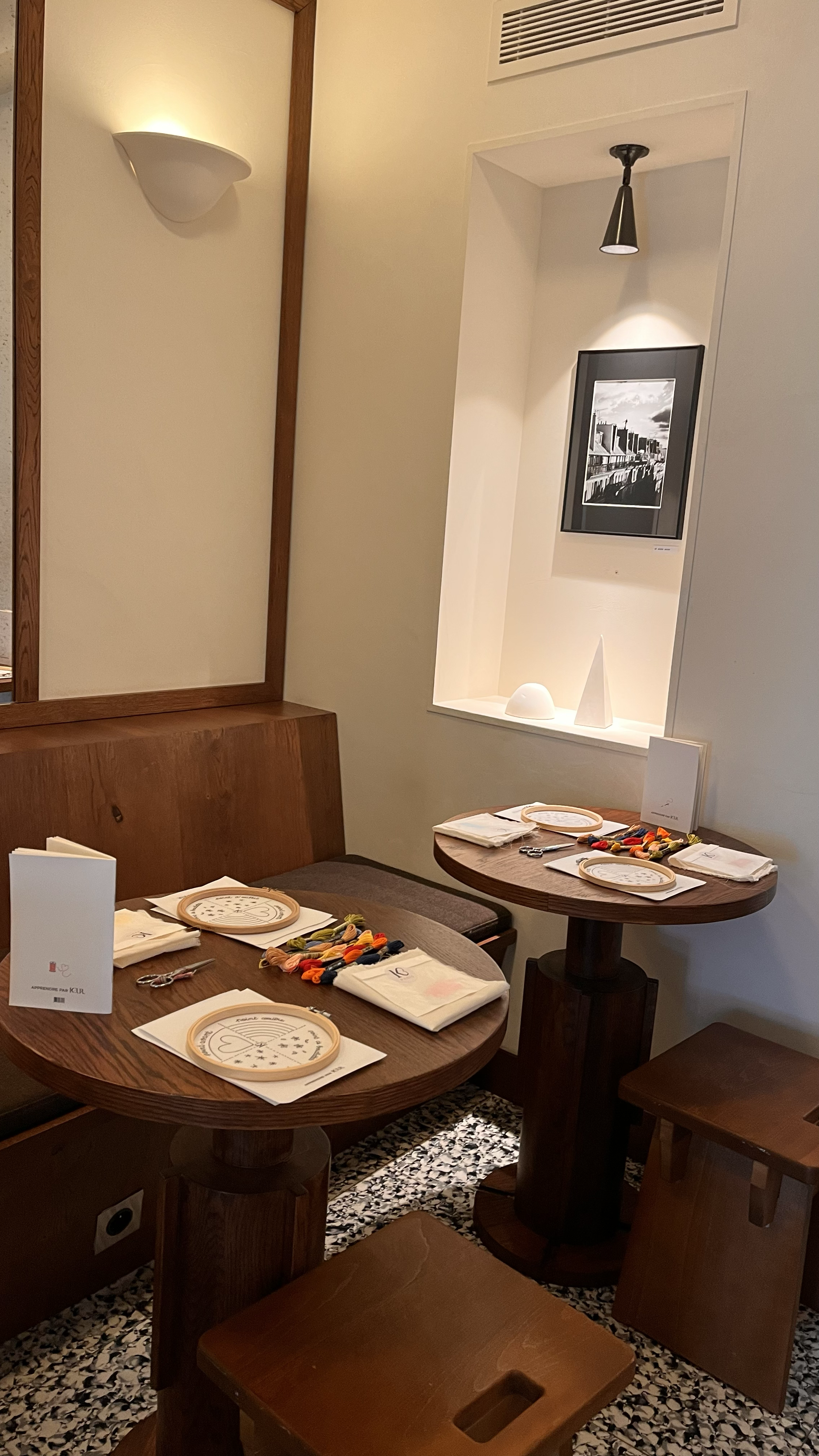 Cours de broderie pour l'hôtel des Académies et des Arts. 