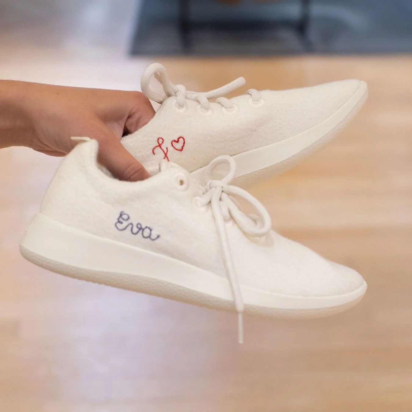 Personnalisation de baskets Allbirds durant une journée presse. 