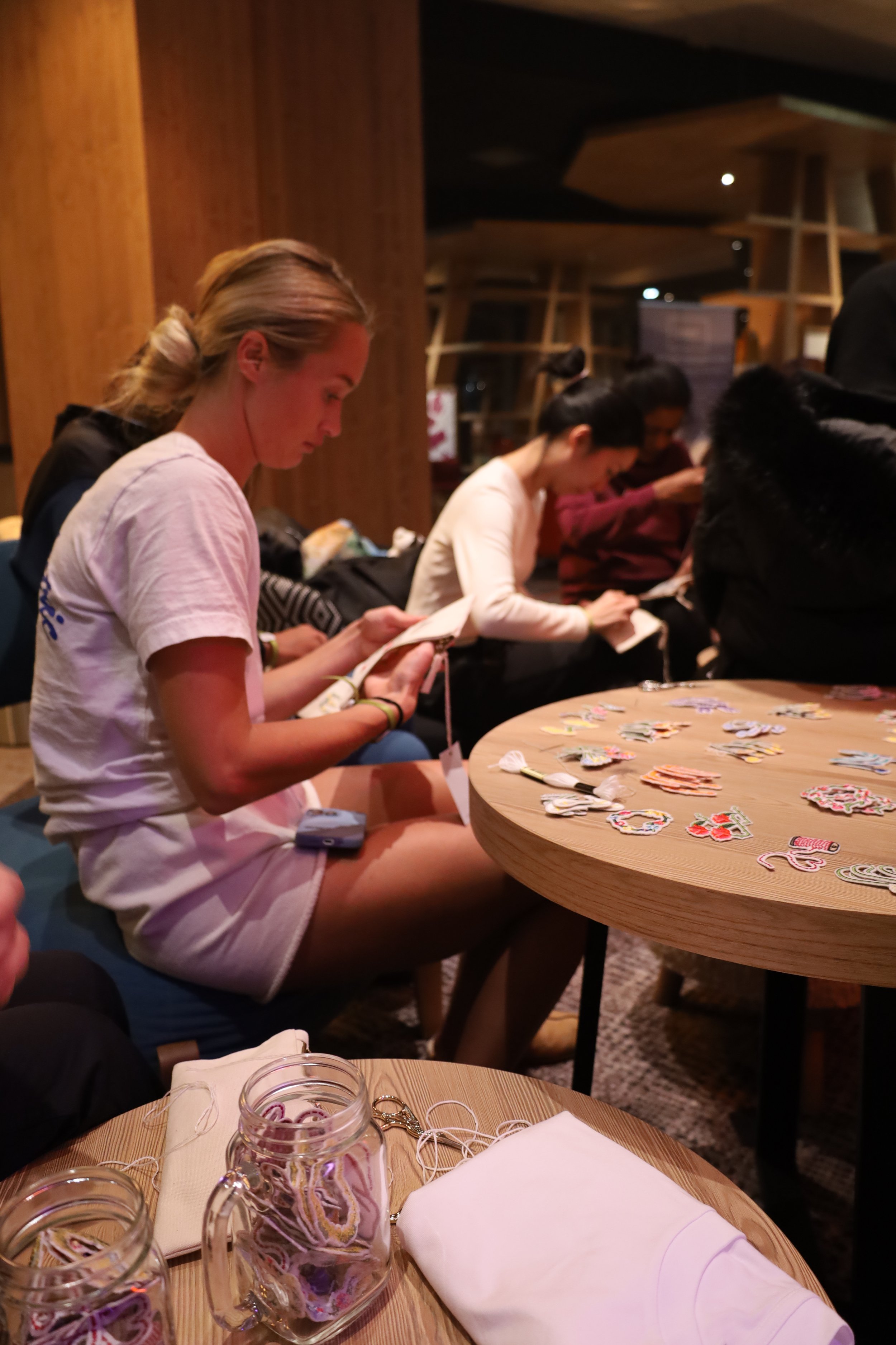 Workshop créatif en groupe lors d’un événement de marque