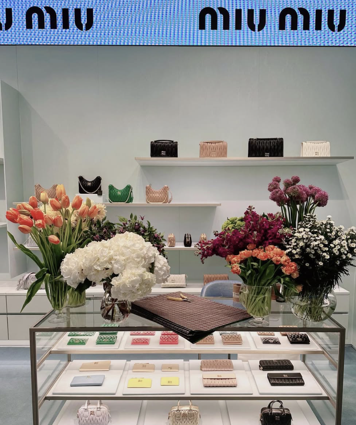 Atelier de création florale en direct lors d’un événement de marque