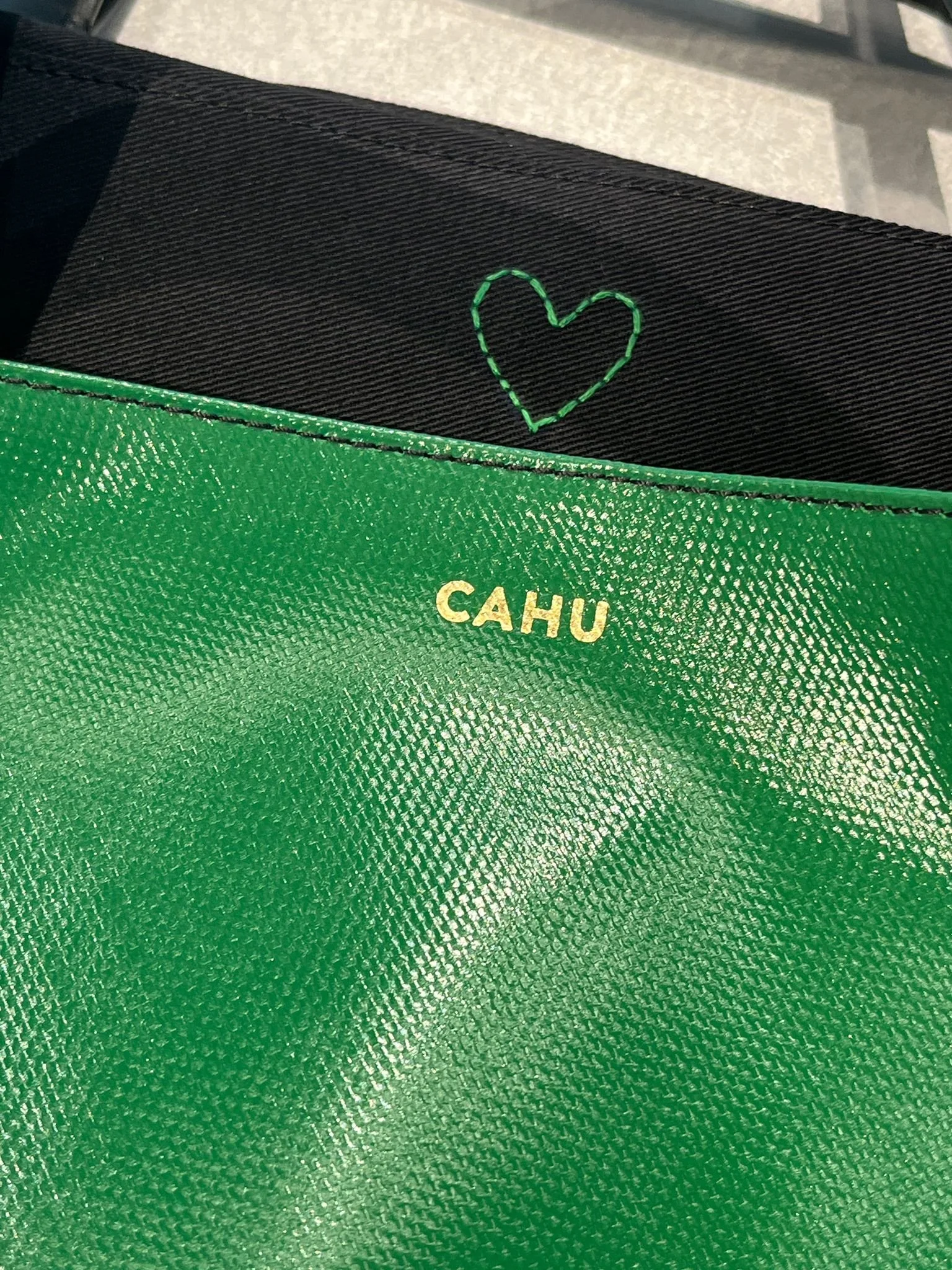 Animation retail de broderies personnalisées pour Cahu. 