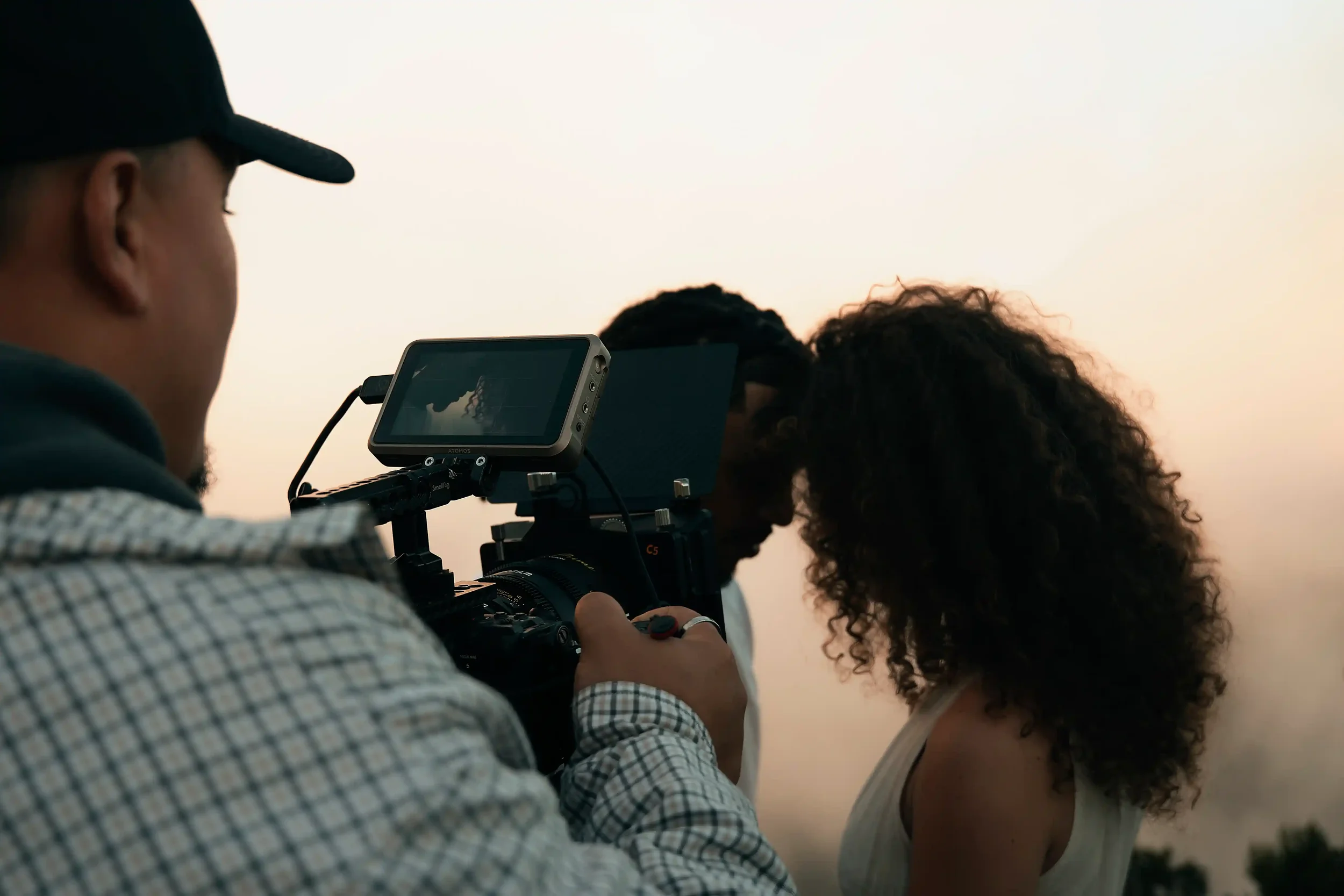 En tournage avec le cadreur avec retout atomos ninja V qui film un couple a l'ile de la Réunion sur un clip de musique