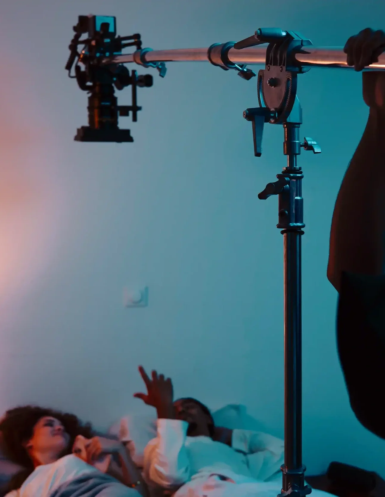 Équipe MOOD Production en plein tournage à La Réunion, avec une grue caméra professionnelle et des acteurs sur le plateau — production vidéo corporate et clip musical 974