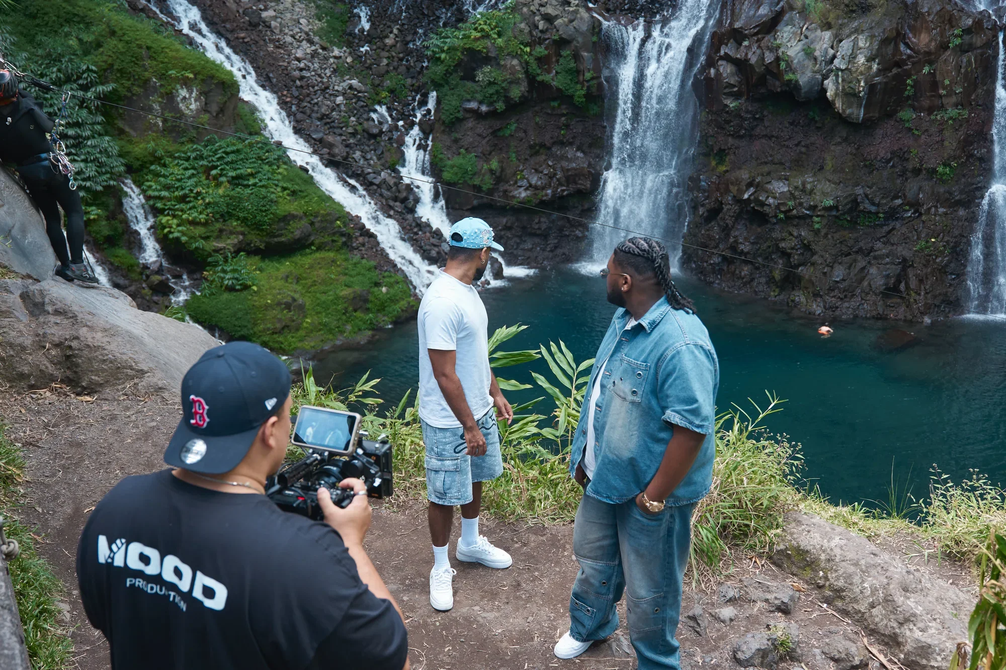 Tournage du clip « Nous » d'Algeric et Stony au pied d'une cascade, caméraman MOOD Production au premier plan