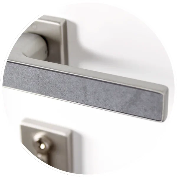 Barra de tocador en una puerta con cerradura.