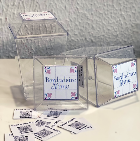 Embalagem alimentar com autocolantes da marca