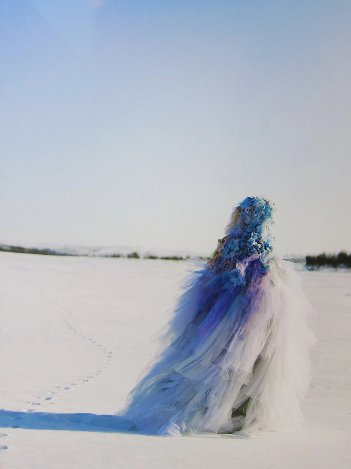 Lihkku beivviin! 
Today we honor S&aacute;mi National Day 💙

This photograph by S&aacute;mi artist Marvin Pope is taken in Karasjok, Northern Norway, 
a landscape that deeply shapes his visual language.

The image features a sculpture by artist Tonj