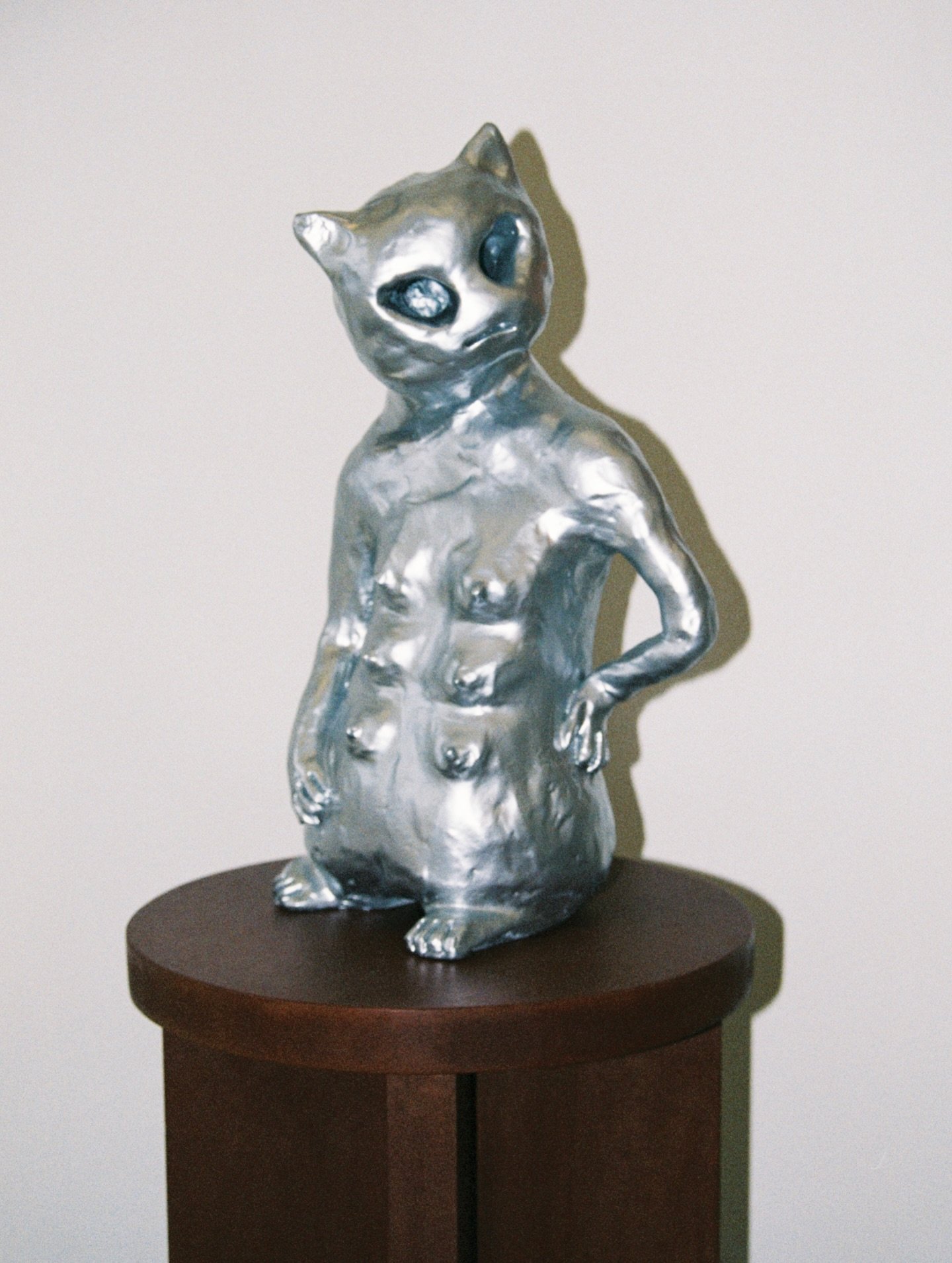 Murky has become one of Jennie Bringaker&rsquo;s _ #jenniebringaker most iconic sculptures because it captures something she does exceptionally well, creating figures that feel emotionally present.

With its tilted posture and metallic body, it exist