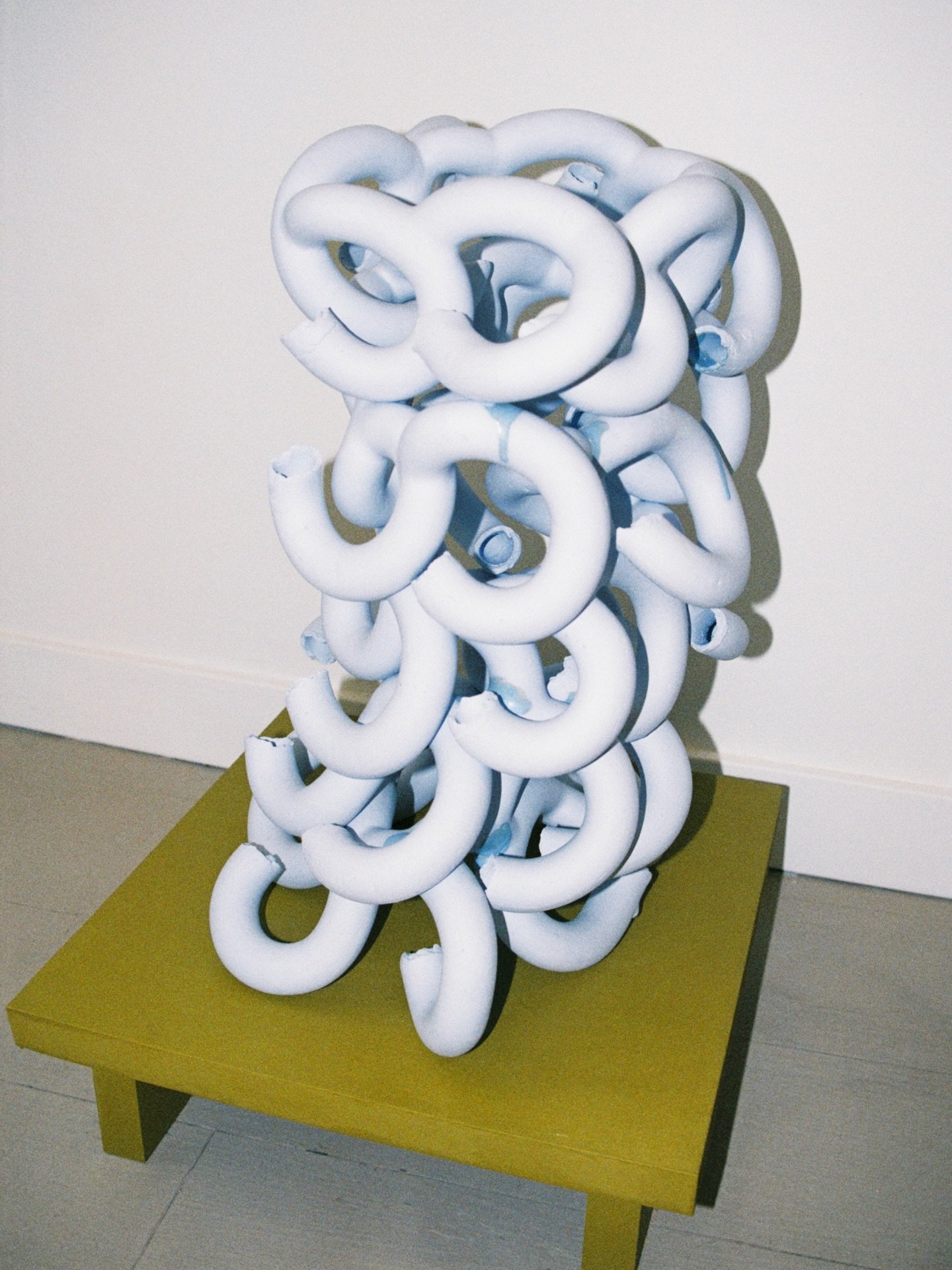 @ming_shu_li finds inspiration in Norwegian ventilation pipes, the hidden structures that allow our homes to breathe.

Like ventilation systems, her signature tubular forms speak about flow, movement, and the invisible forces that support life. 
Airf