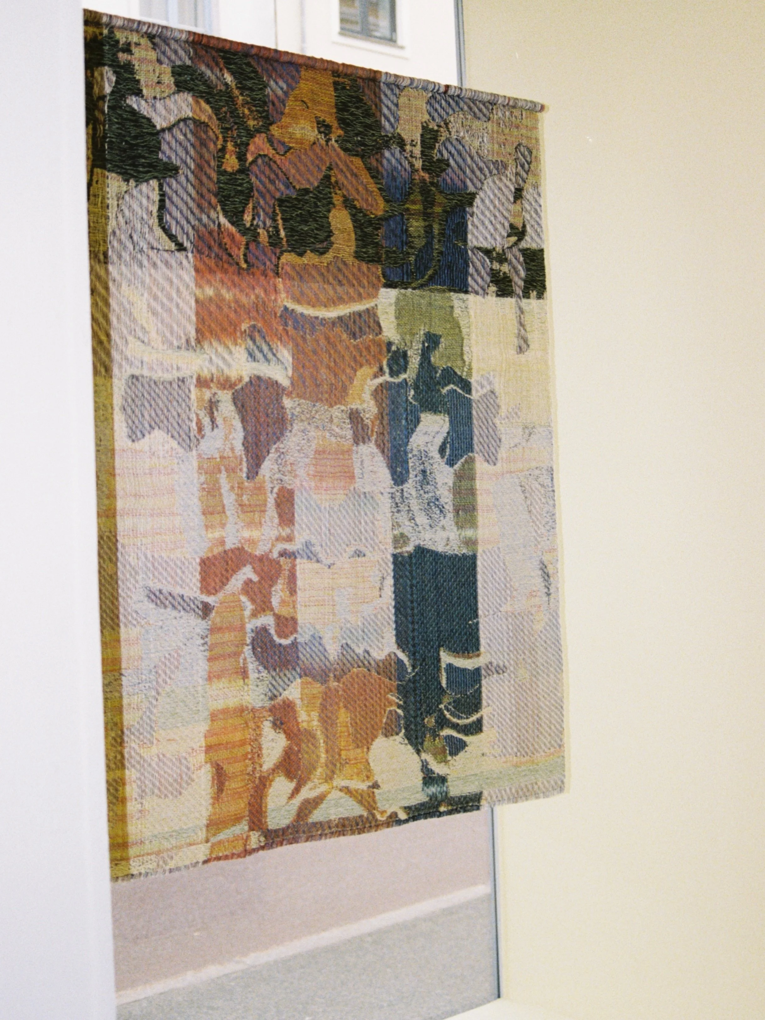 Siri Pettersson constructs surfaces that seem to hover somewhere between textile and painting.

Working with thousands of linen threads, she transforms the strict geometry of weaving into something fluid, shifting, and deeply alive. 
Colors dissolve 
