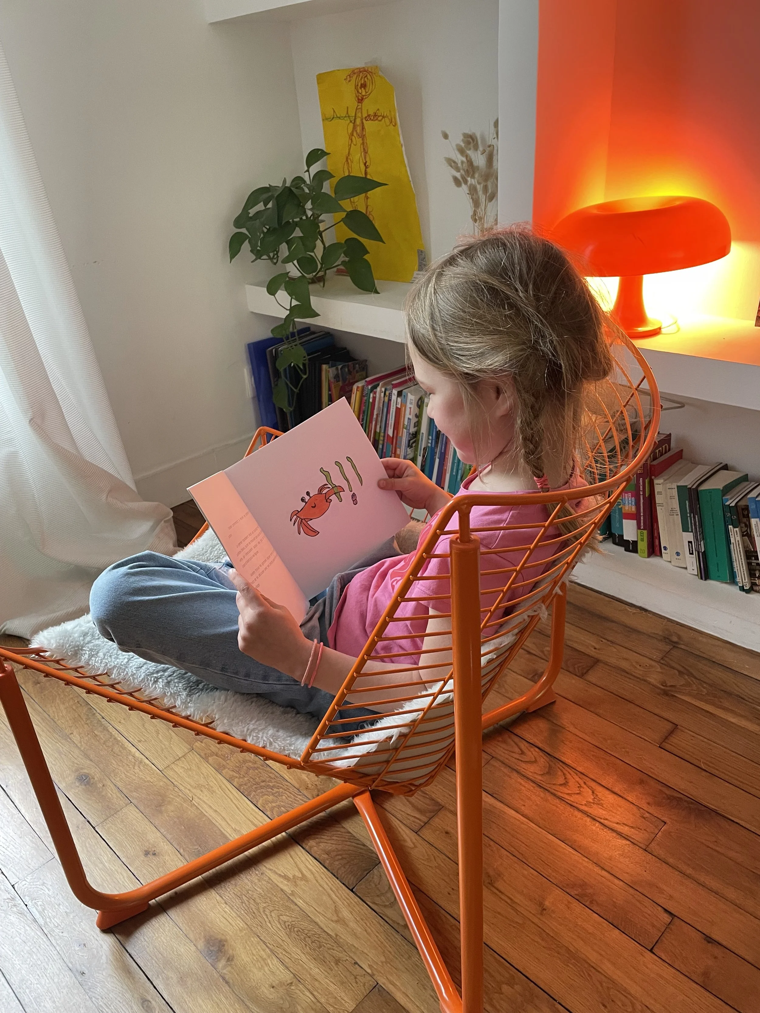 photo d'une petite fille lisant un livre illustré