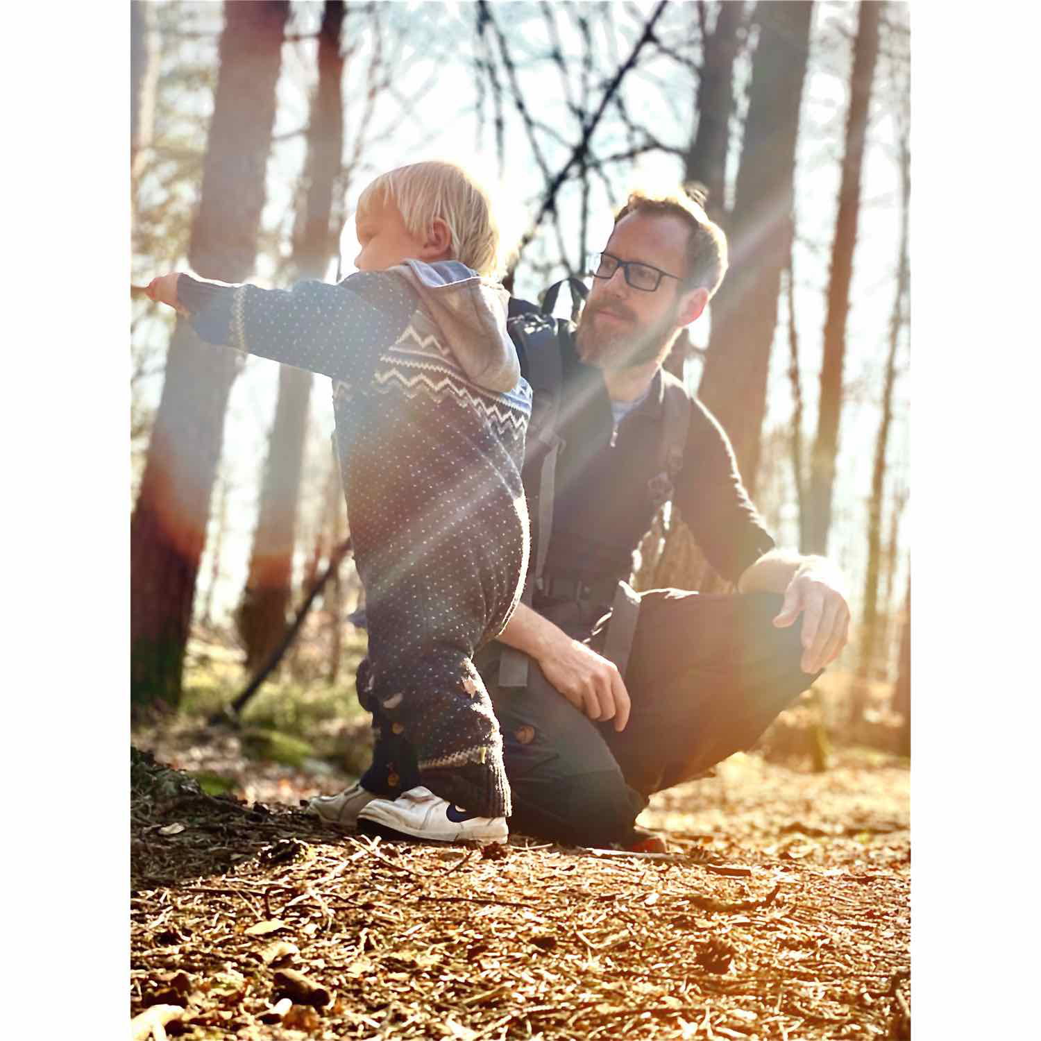 Far og sønn i samspill ute i naturen – illustrasjon av par- og familieveiledning hos Nævisdal Psykopedagogikk