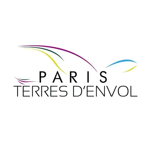 Logo de « Paris Terres d'Envol » avec des lignes colorées stylisées.