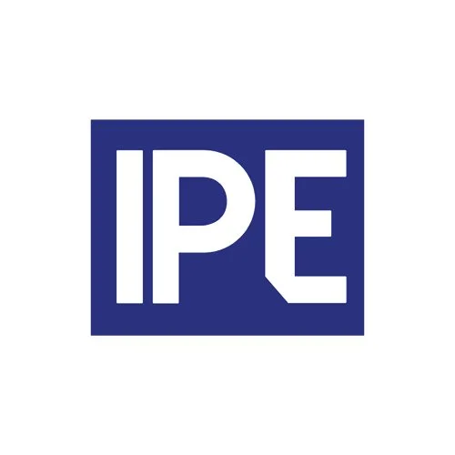 Logo avec les lettres IPE en blanc sur fond bleu.