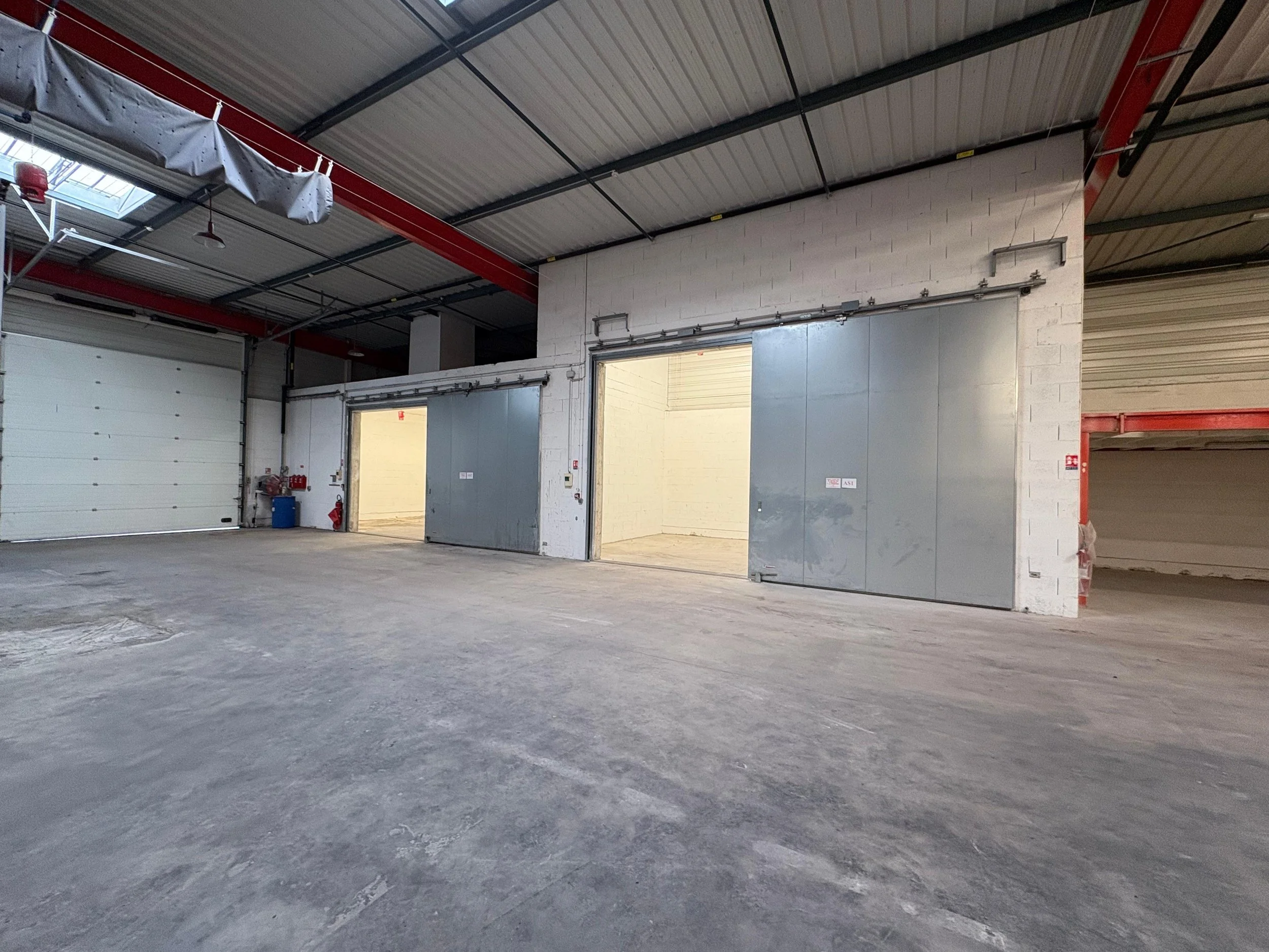 Poitiers, ZI Republique - Local d'Activite 2 240m-interieur.JPG