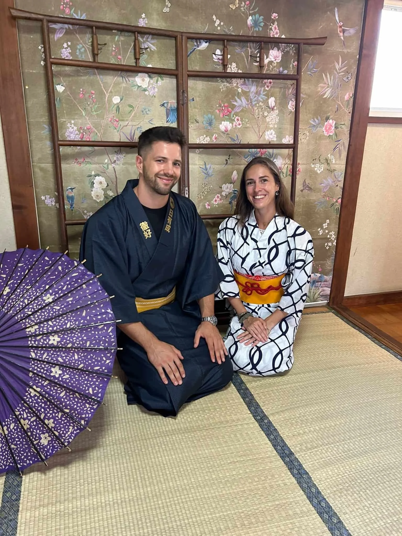 Couple en kimono assis sur tatami dans une pièce traditionnelle japonaise, expérience culturelle au Japon.