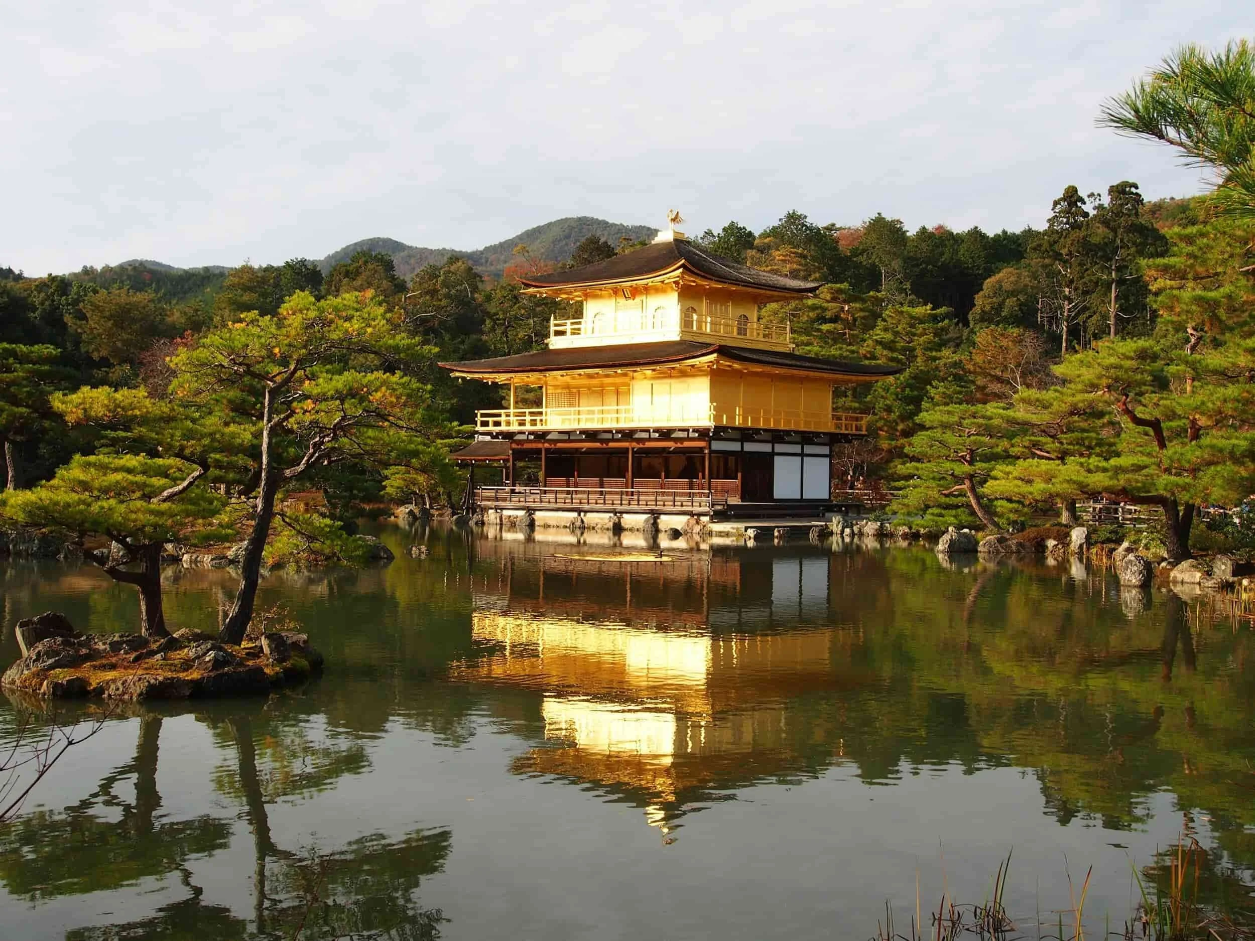 Pavillon doré de Kyoto (Kinkaku-ji) au bord de l’étang, visite incontournable.