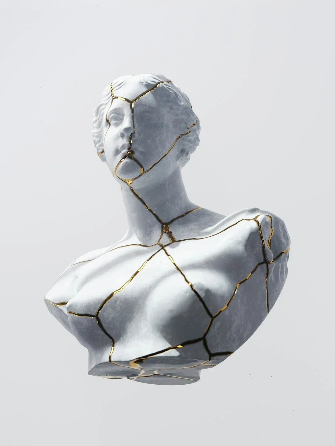 Buste en marbre fissuré réparé à l’or (kintsugi), inspiration art japonais.