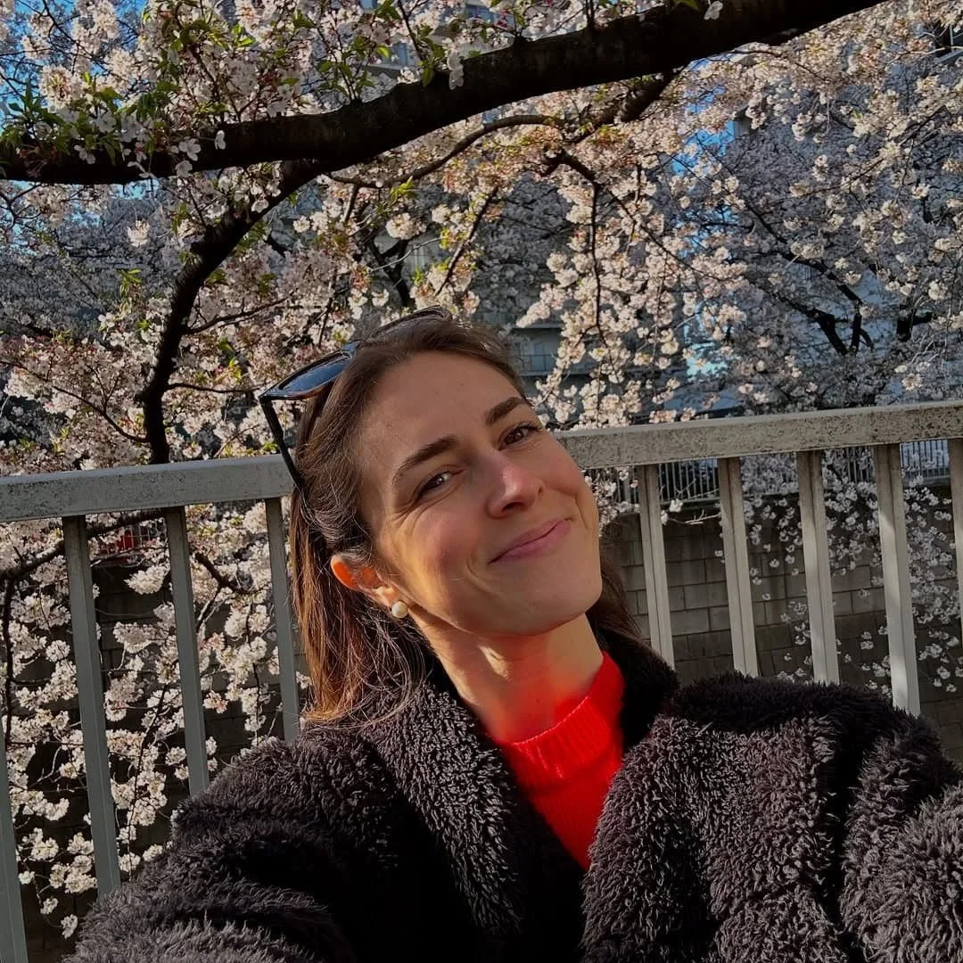 Claire en selfie devant un cerisier en fleurs (sakura) au Japon, printemps.