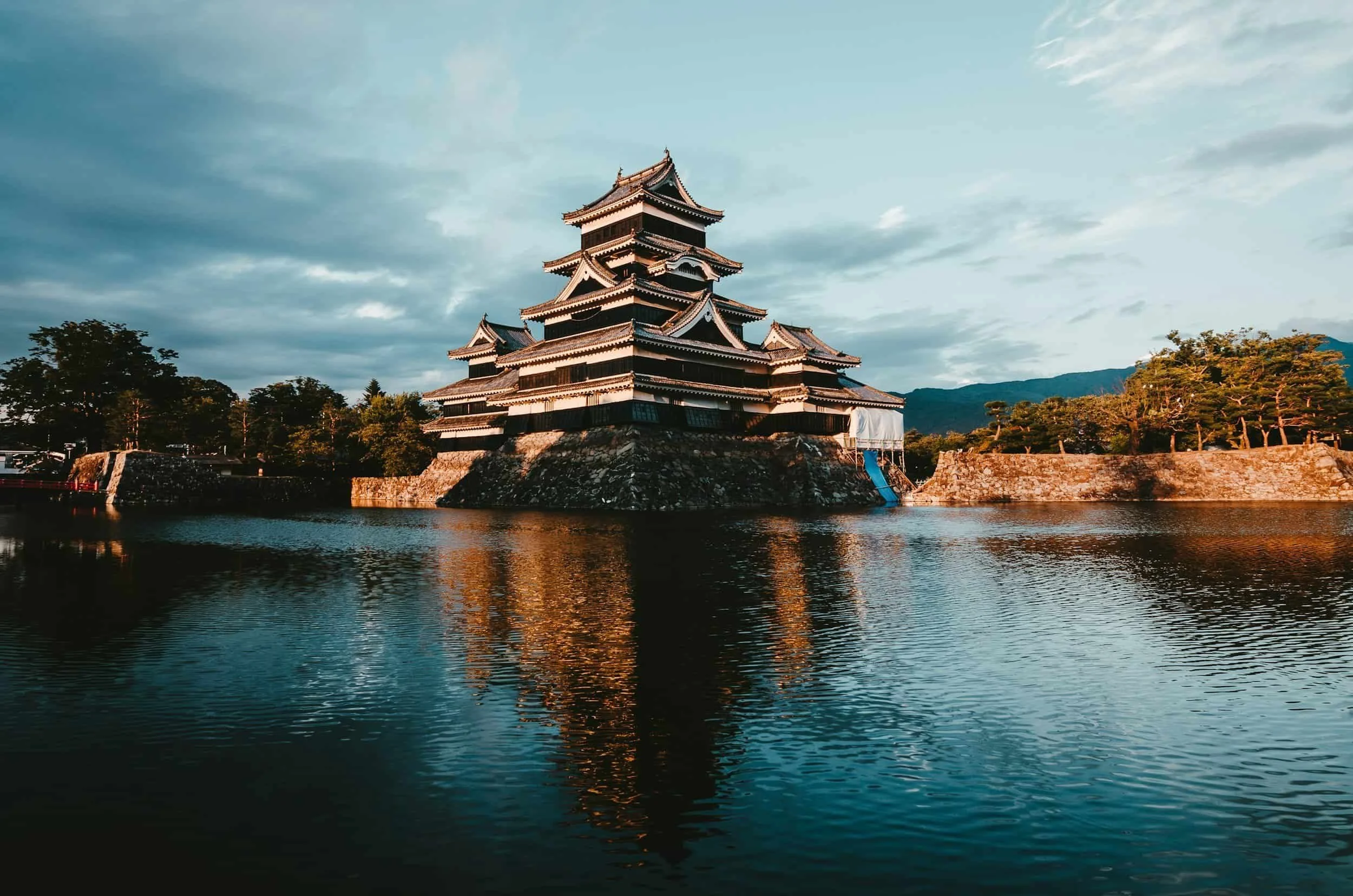 Château japonais reflété dans les douves, architecture traditionnelle au Japon.