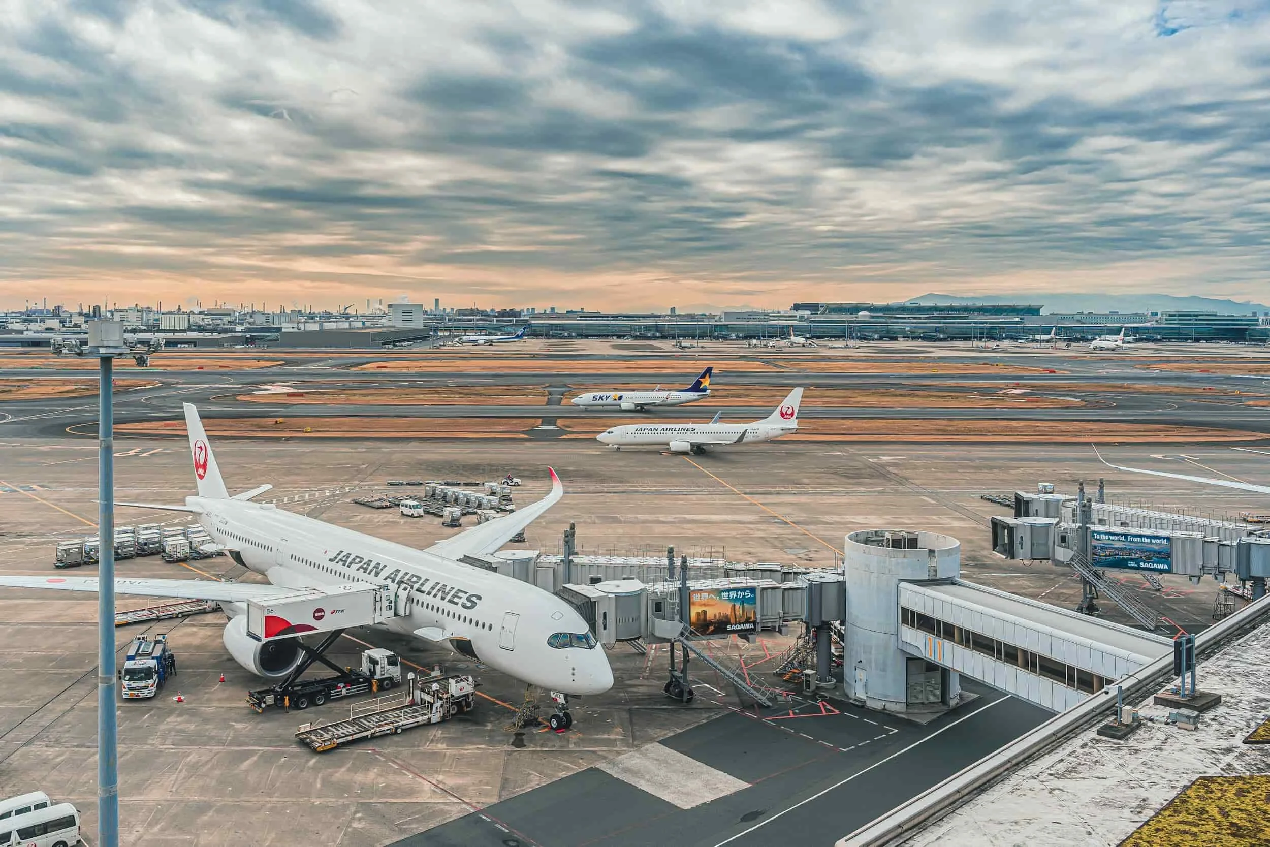 Avions Japan Airlines à l’aéroport, départ pour un voyage au Japon.