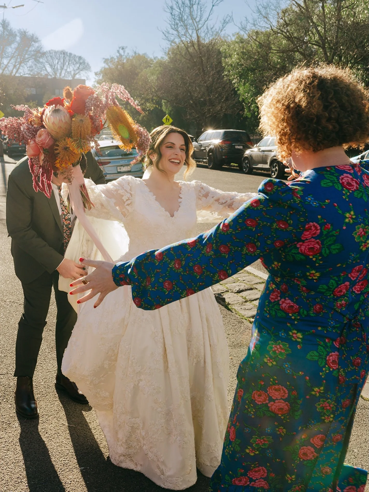Pre ceremony hugs? YOU BETCHA!!!!! 

Running into Emily and Aaron having some pre ceremony pics was wonderful. It meant I could give them a bigggg and calm everyone&rsquo;s nerves&hellip; mine included! 😝

I&rsquo;ll always come and see you to say h