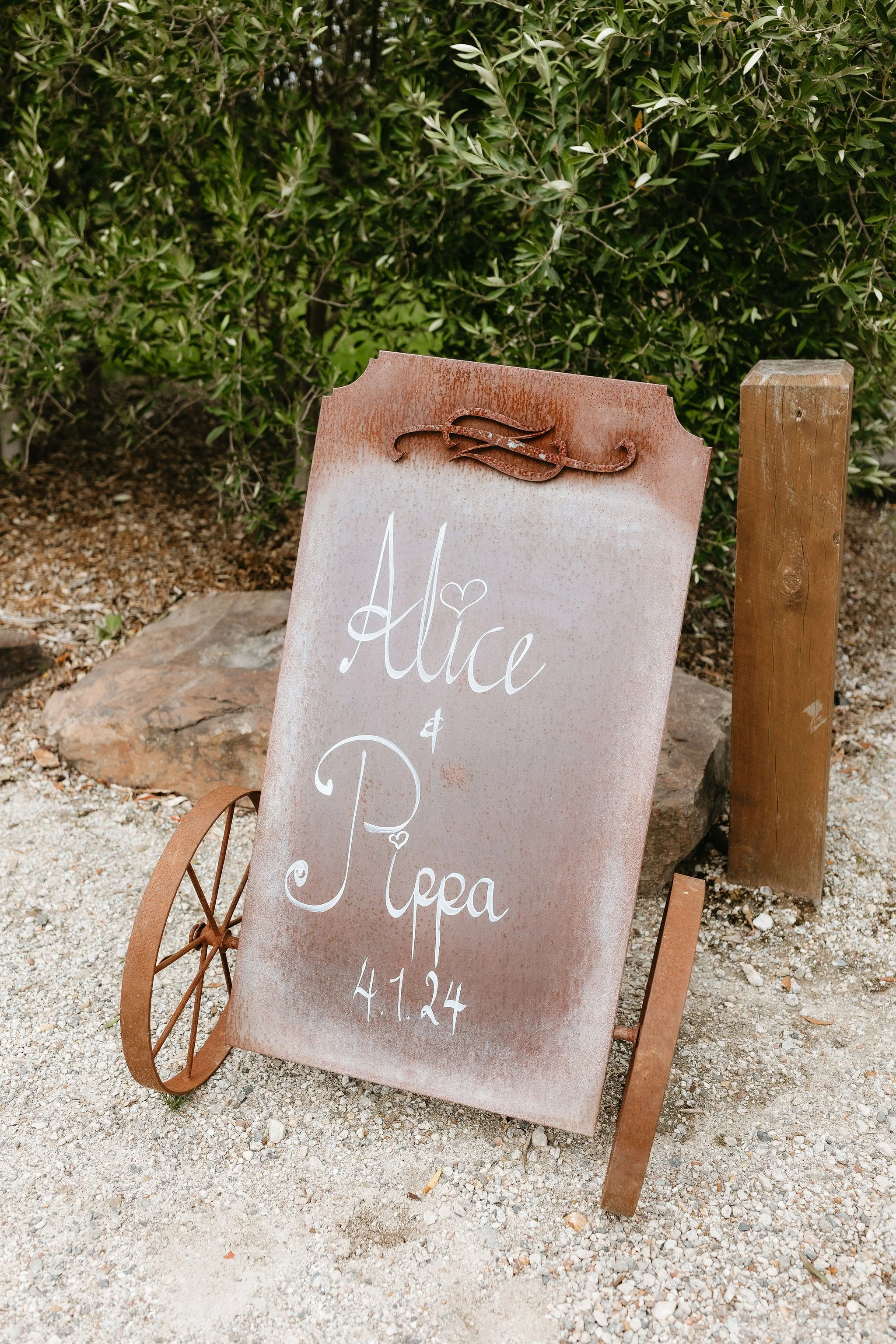 alice-pippa-zonzo-estate-wedding-welcome-sign.jpg