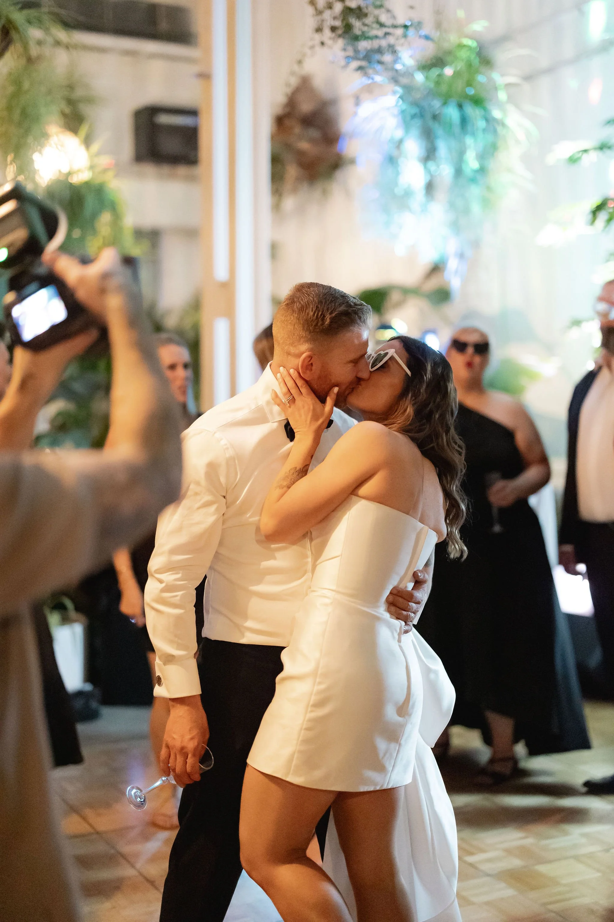 belinda-leroy-ballarat-wedding-reception-kiss.jpg