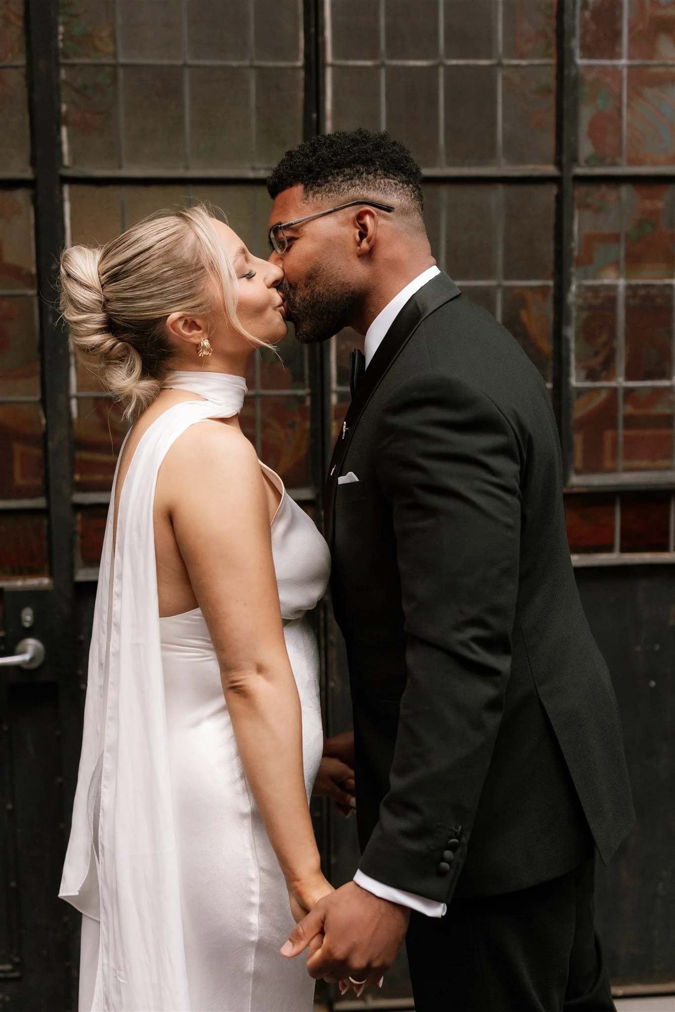 sarah-jean-paul-recoleta-melbourne-wedding-kissing.JPG