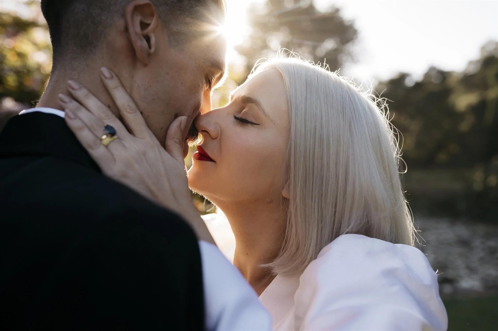 will-kat-royal-botanic-gardens-melbourne-elopement-kiss.jpg