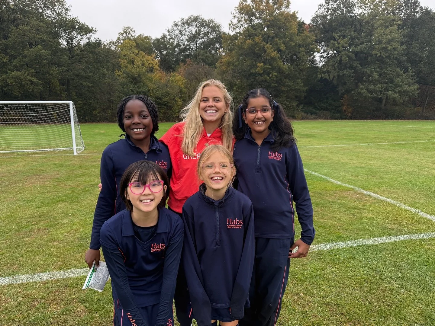 Some of the amazing girls I introduced rugby too last week at Haberdashers Girls School ✨

The day started with an assembly followed by rugby sessions for each year group⚡️

The sessions consisted of fun passing games and lots of partner contact warm