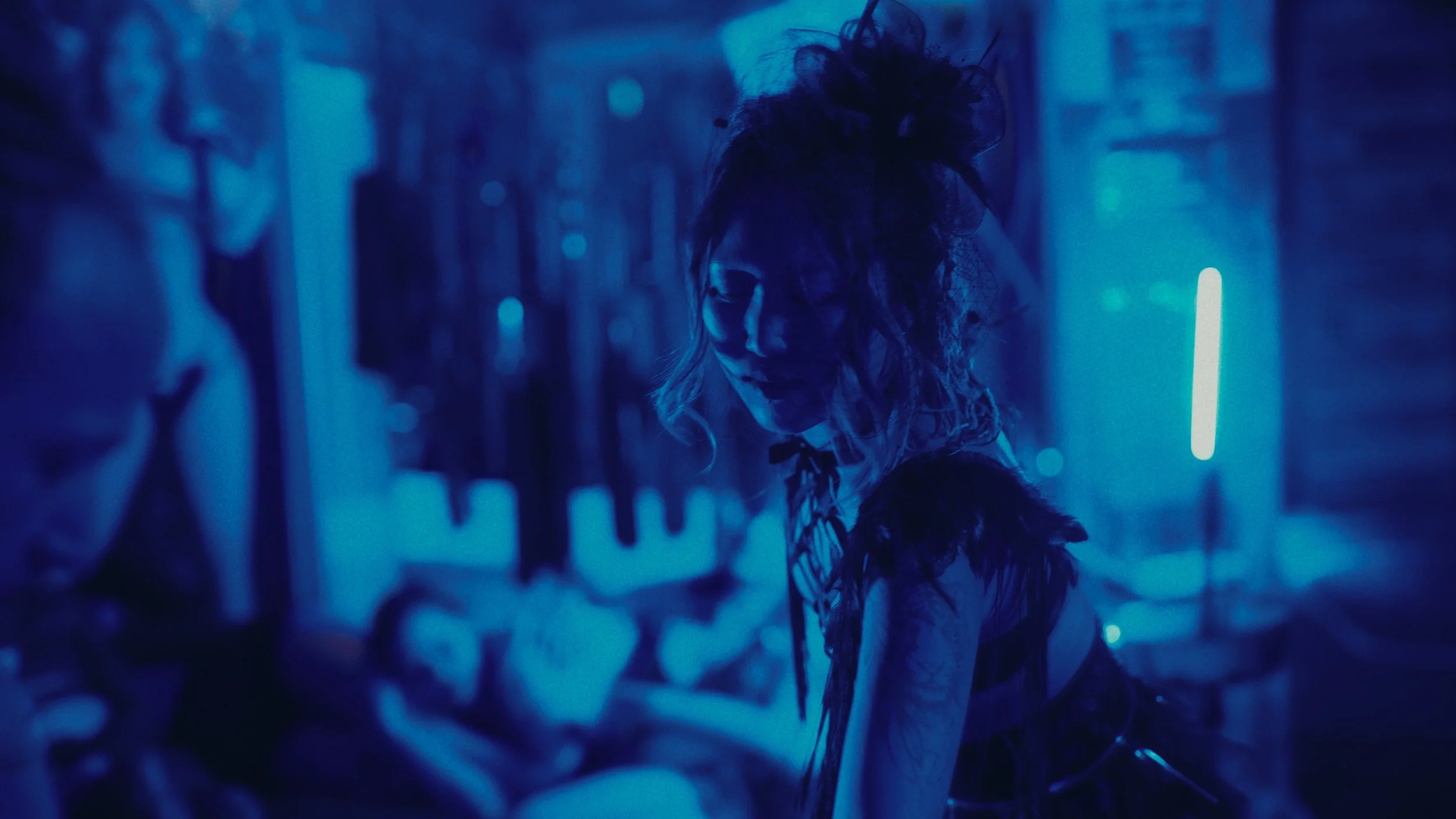 Donna con abiti vintage in un ambiente con luci al neon blu, stile atmosfera notturna