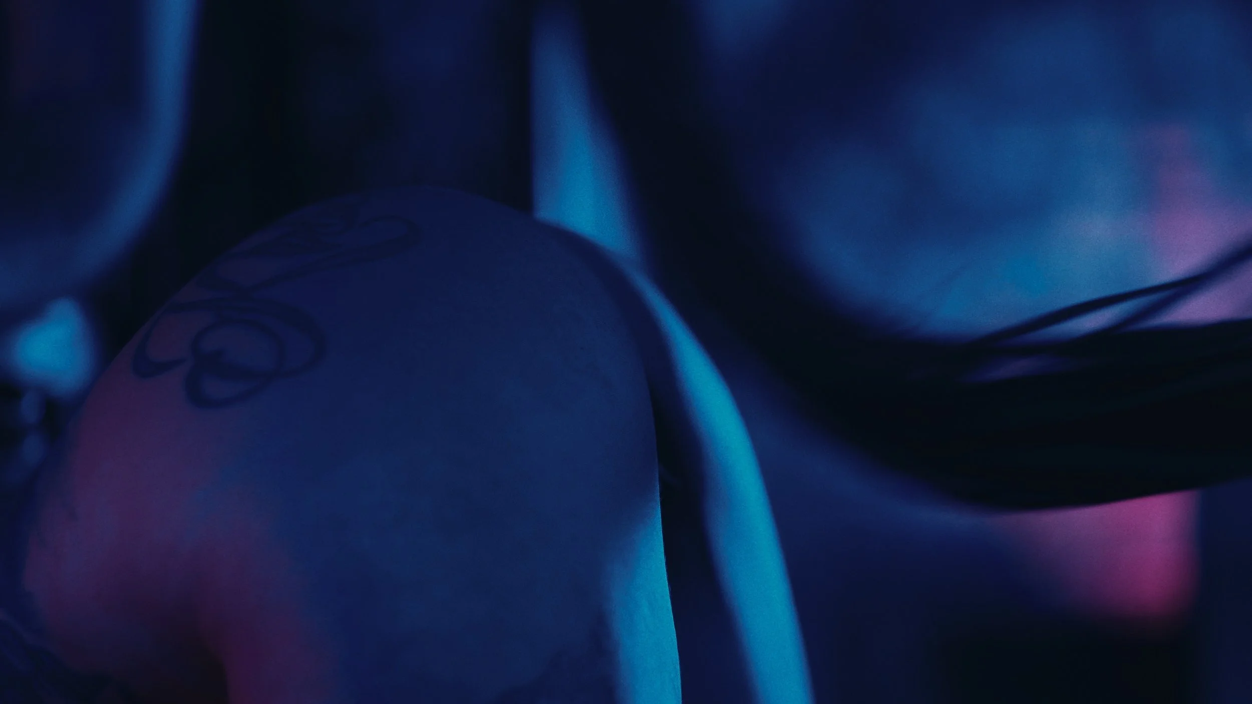 Immagine astratta con luci blu e rosa, con forme morbide e sfocate.