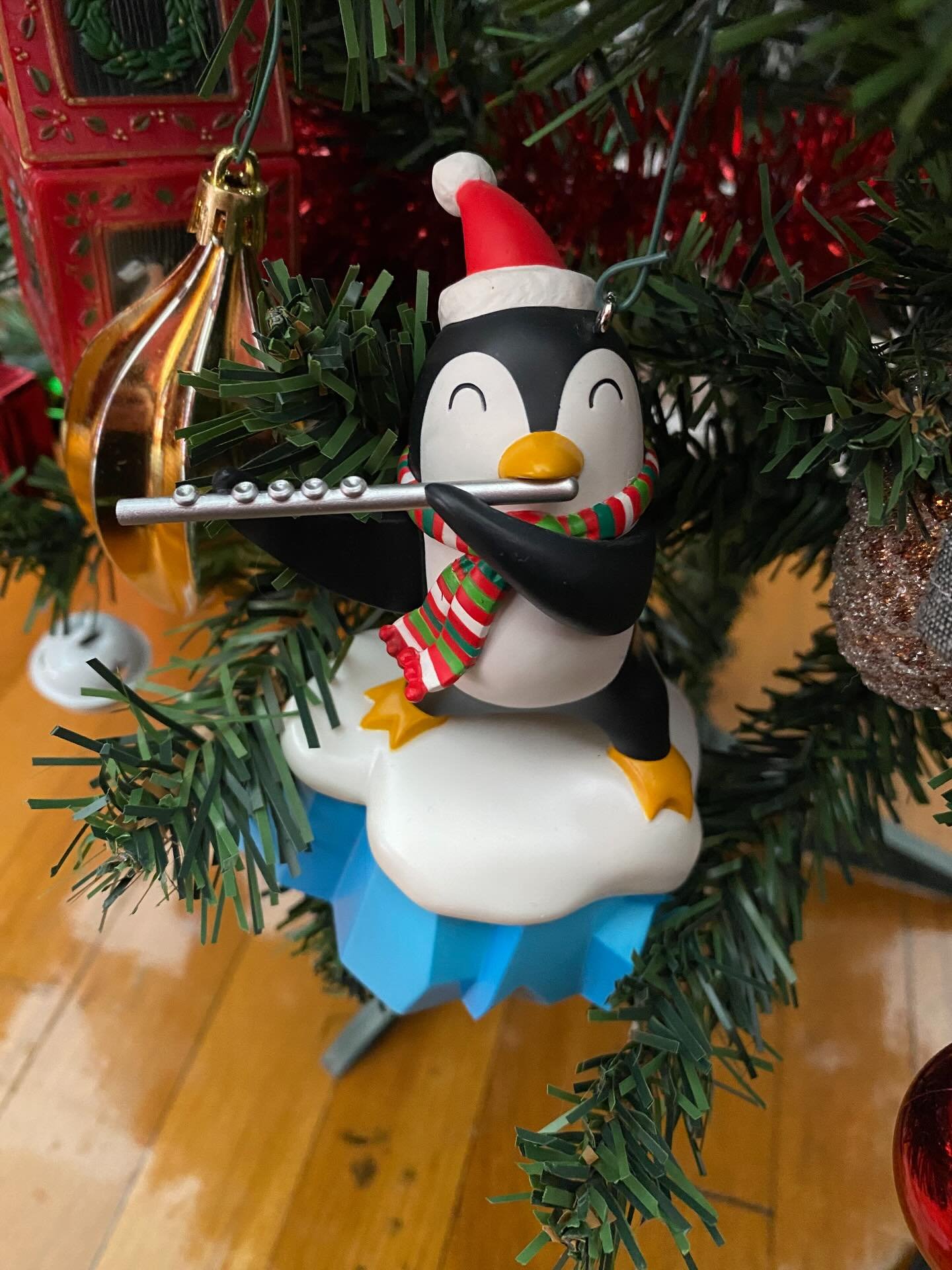 I got inspired by @katieflute who shared her musical Christmas ornaments and I want to share my own even though Christmas is over and also I&rsquo;m fully Jewish but I think ornaments are for everyone!!!

1. A little penguin playing the flute and if 