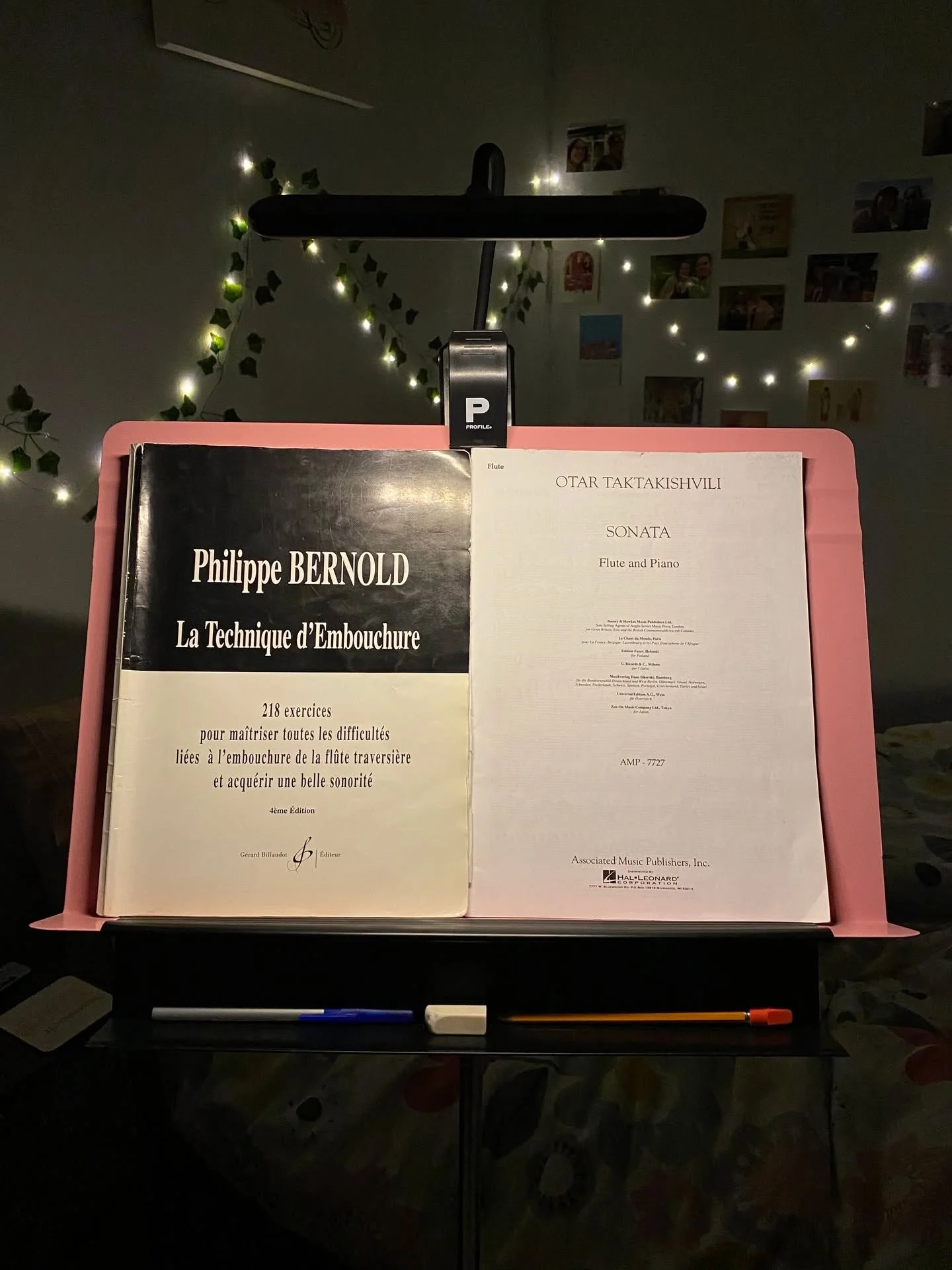 Anyone else allergic to overhead lights? 🙋&zwj;♀️

I&rsquo;ve never done this before but tonight I decided to practice with only fairy lights and my stand light and honestly it made me feel super cozy and relaxed!! Who needs a big glaring light over