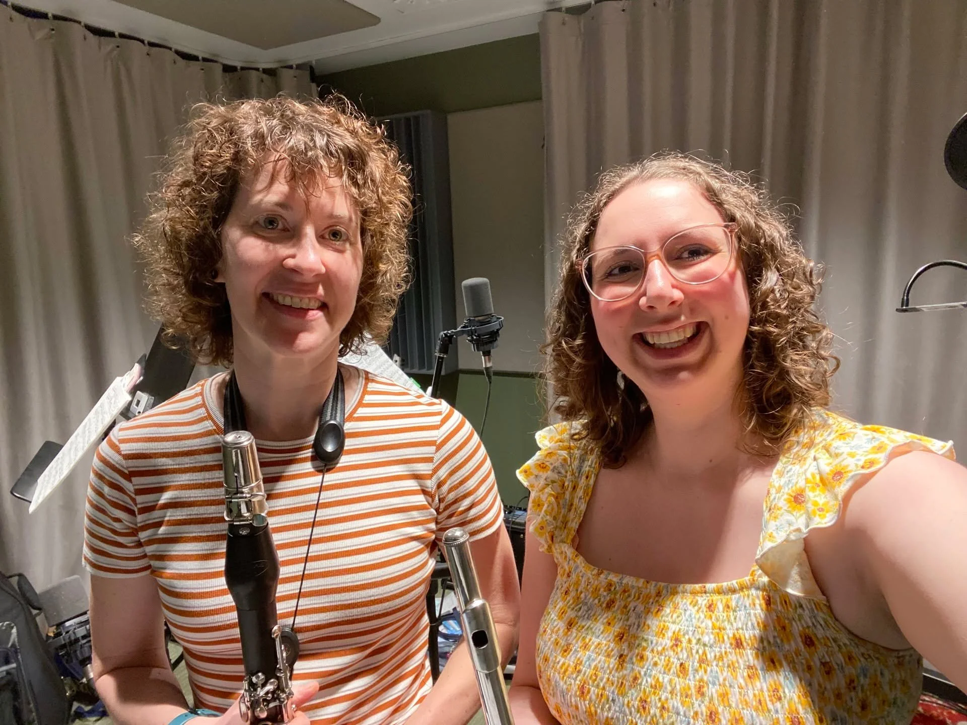 Erin and I had a fabulous time recording some duets this morning! 🥰

We went from hyper modern Bozza to hyper romantic Kummer - quite the contrast haha! Big thanks to Ludovic at the beautiful @centresanaaq for engineering the session 😊

#Flute #Cla