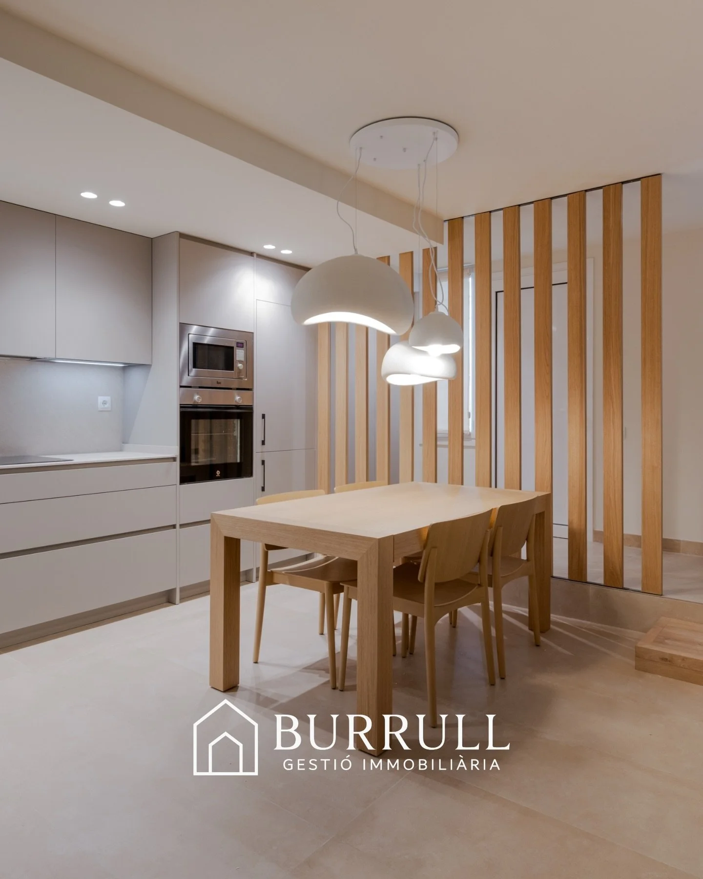 ✨ Exclusiu d&uacute;plex al Walden 7 ✨

Disseny i eleg&agrave;ncia en 100 m&sup2; recentment reformats amb acabats de primera qualitat.

🛏️ 2 habitacions dobles (suite amb vestidor + bany privat i una altra a la planta principal). 🌞 Sal&oacute;-men