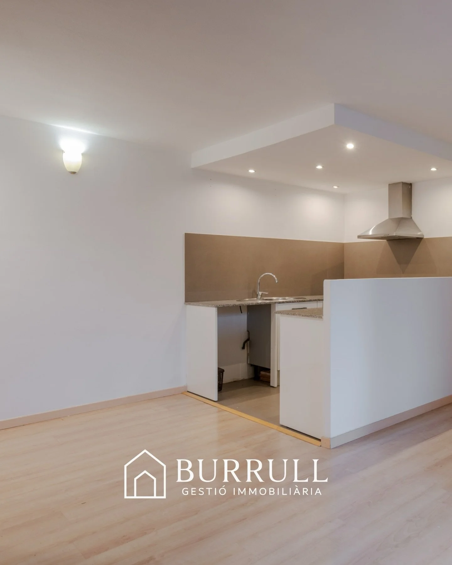 VENTA

Piso en venta en Carretera Reial, 106
Centre, Sant Just Desvern 
278.000 &euro;

63 m&sup2;
2 hab.
Entreplanta exterior sin ascensor

Descubre tu nuevo hogar en el ic&oacute;nico Walden 7!  Este piso reformado y exterior, ubicado en un primer 