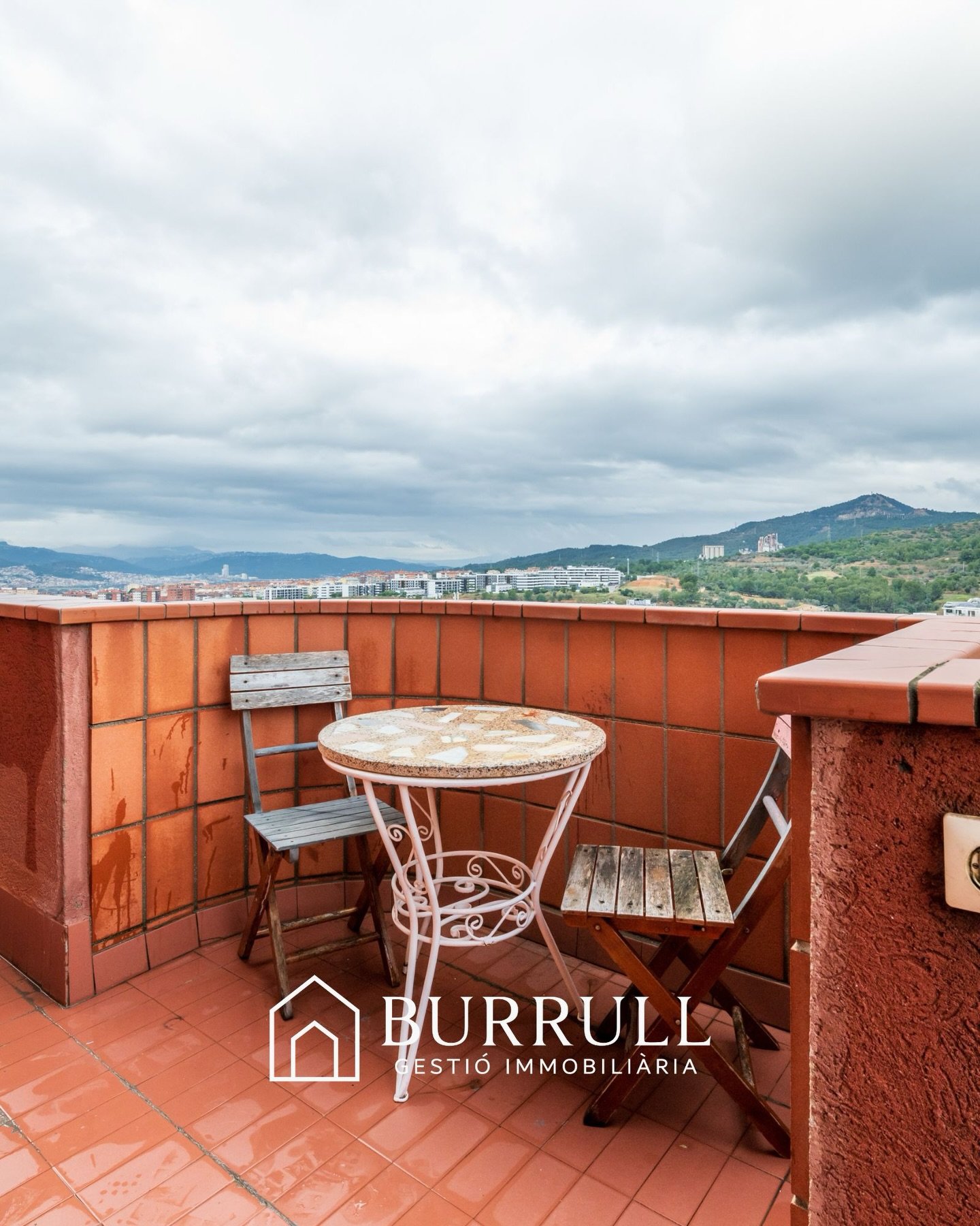 🏙️ D&Uacute;PLEX EXTERIOR DE 120 m&sup2; AL WALDEN 7 &ndash; SANT JUST DESVERN

🌞 Zona de dia

&bull; 🛋️ Gran sal&oacute;&ndash;menjador amb vistes espectaculars a tot Sant Just
&bull; 🍽️ Cuina independent
&bull; 🚿 Bany de cortesia + 🧺 zona de 