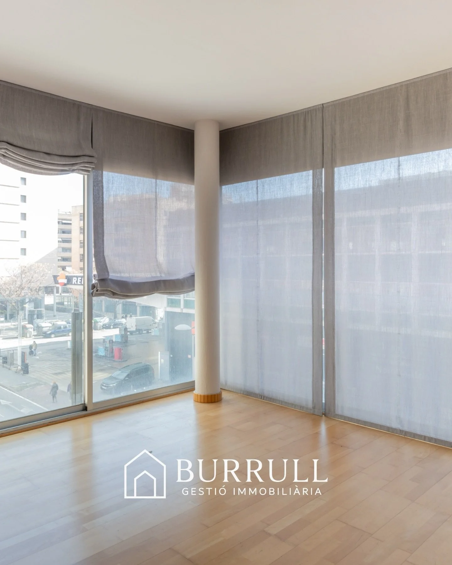 VENTA

Piso en venta en Santa Eulalia 
Hospitalet de Llobregat 
340.000 &euro;

80 m&sup2;
2 hab.
Planta 2&ordf; exterior con ascensor
Garaje incluido

Piso moderno y luminoso en el coraz&oacute;n de SANTA EULALIA 

Descubre este espectacular piso ex