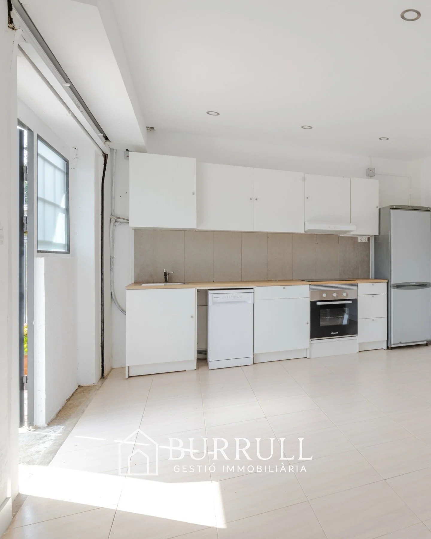 🏡 PLANTA BAIXA TOTALMENT EXTERIOR A LA BONAIGUA &ndash; SANT JUST DESVERN
📐 95 m&sup2; d&rsquo;espai ampli i llumin&oacute;s
🛏️ 3 habitacions molt &agrave;mplies
🛁 1 bany complet
🍽️ Sal&oacute;-menjador amb cuina oberta ideal per compartir momen